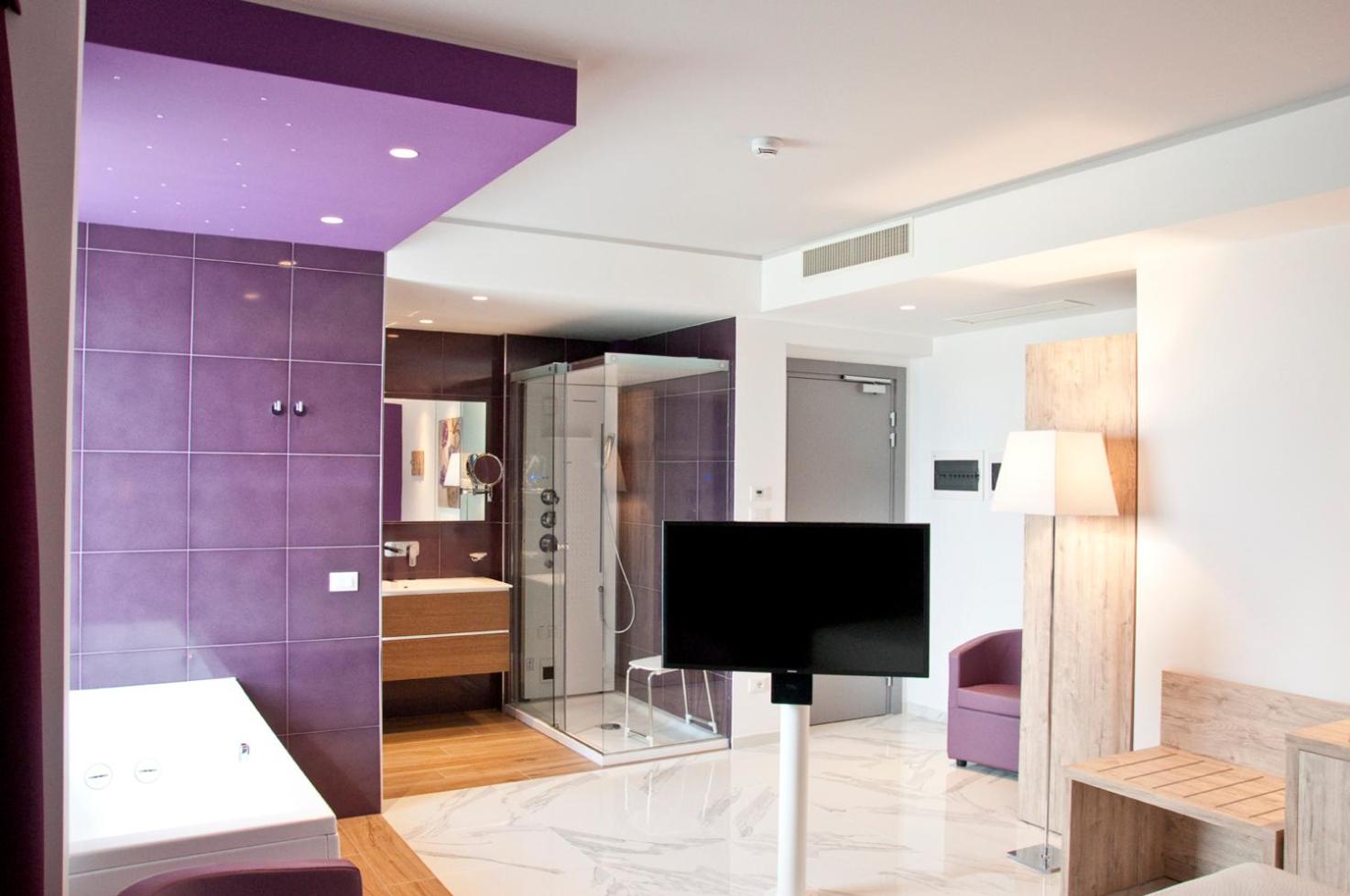 Suite with Spa bath and Sea View