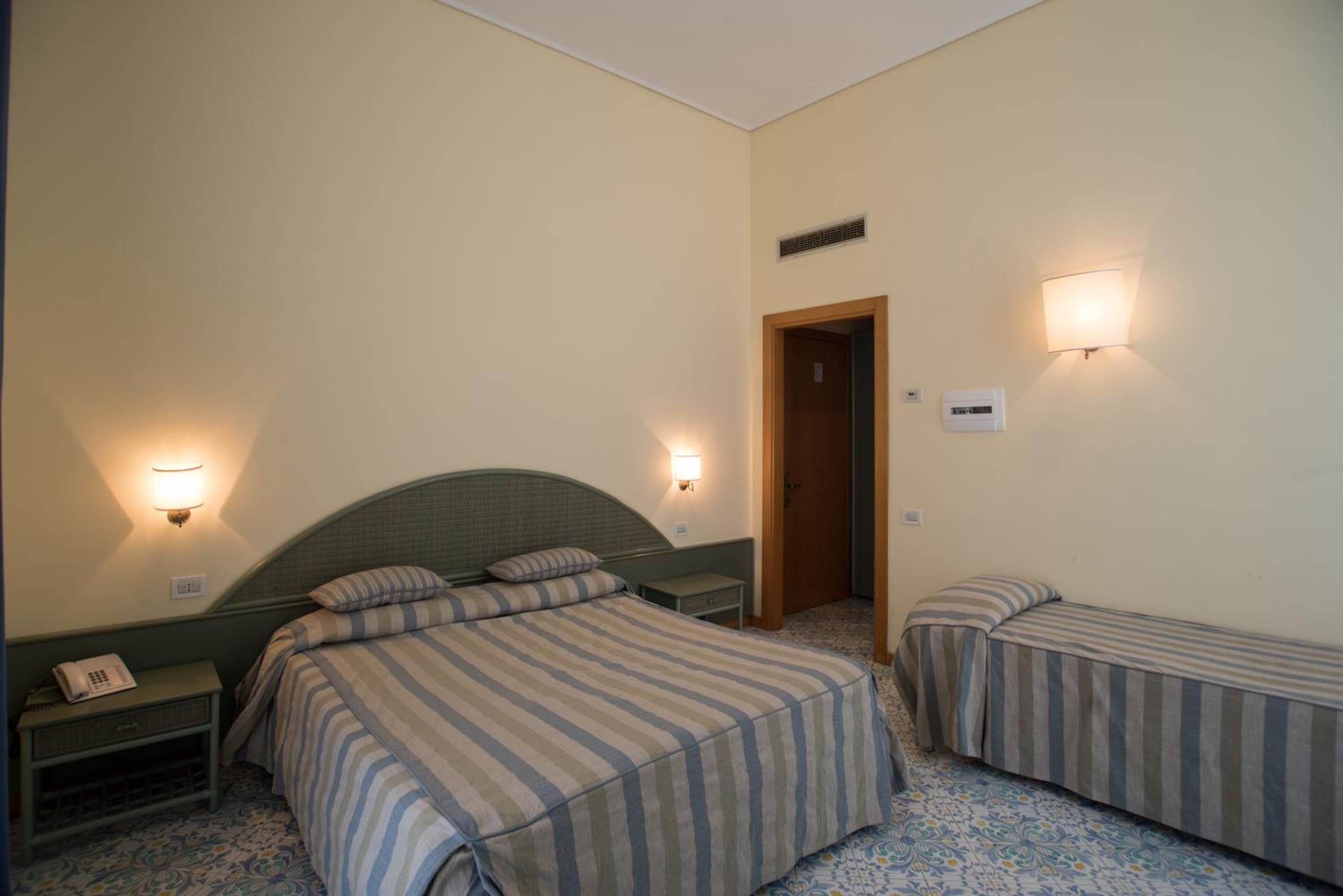 Quadruple Room (2 Adults + 2 Children) - Photo 1