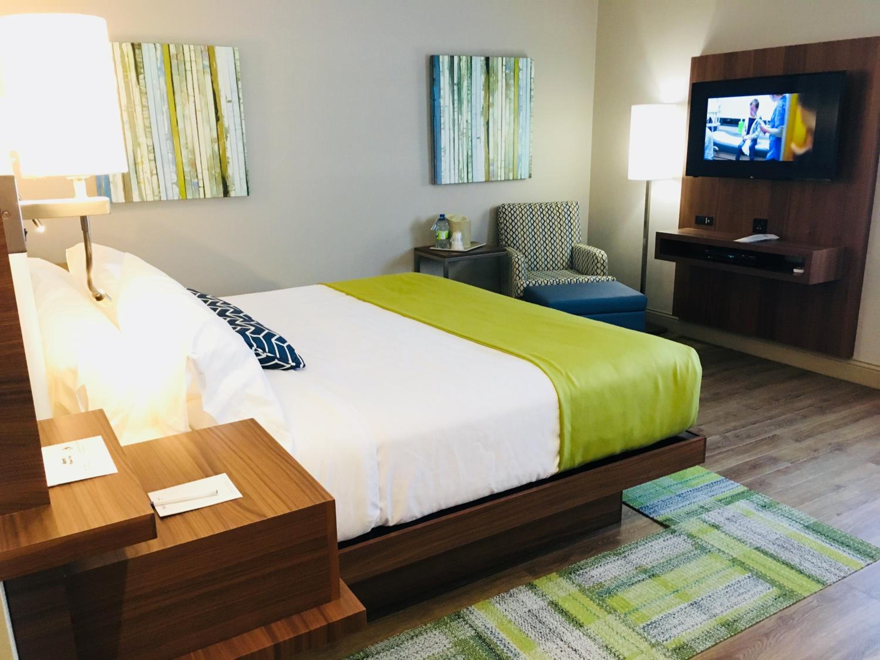 King Room with King Bed - Non-Smoking photo 3
