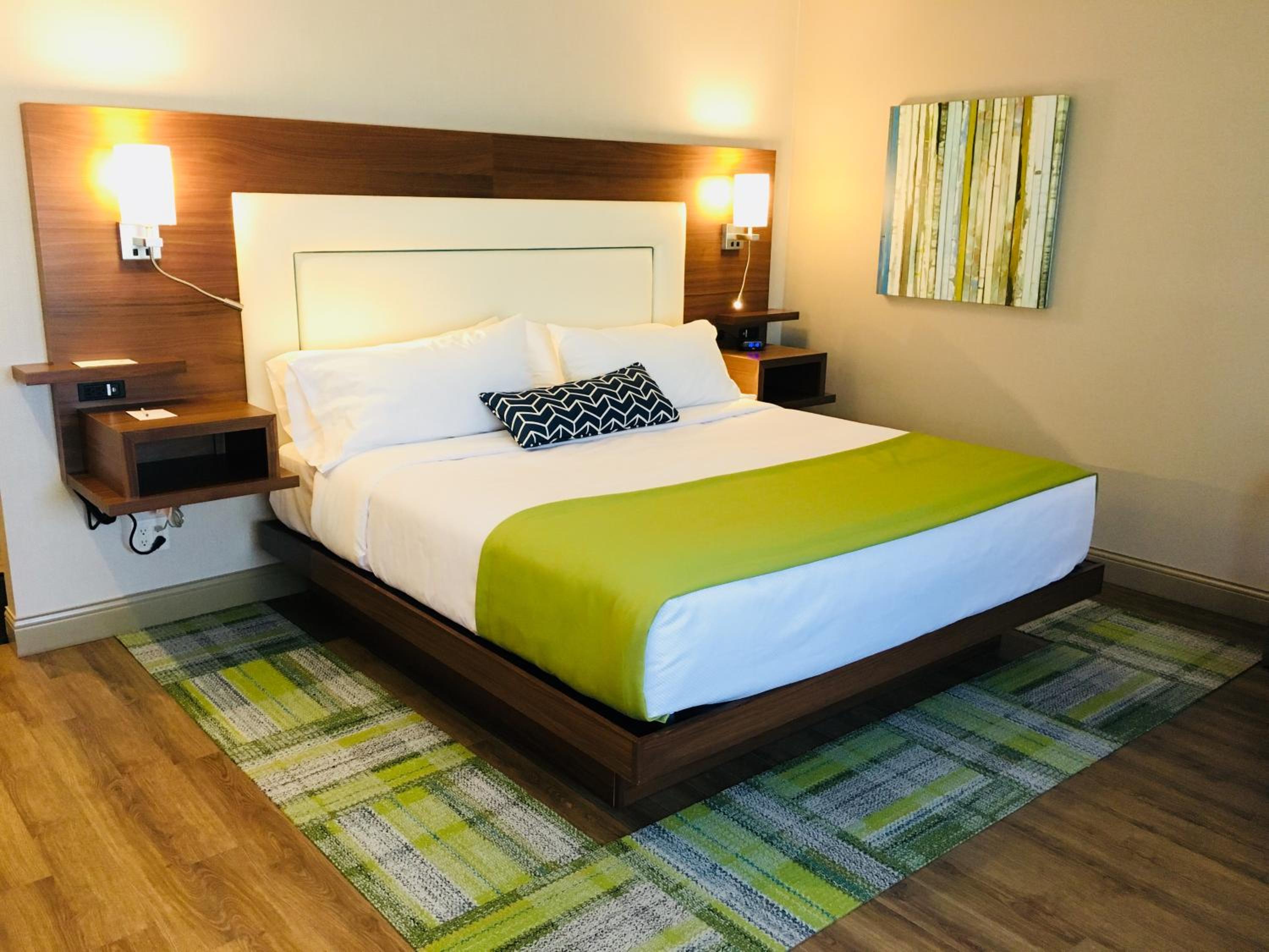 King Room with King Bed - Non-Smoking photo 2