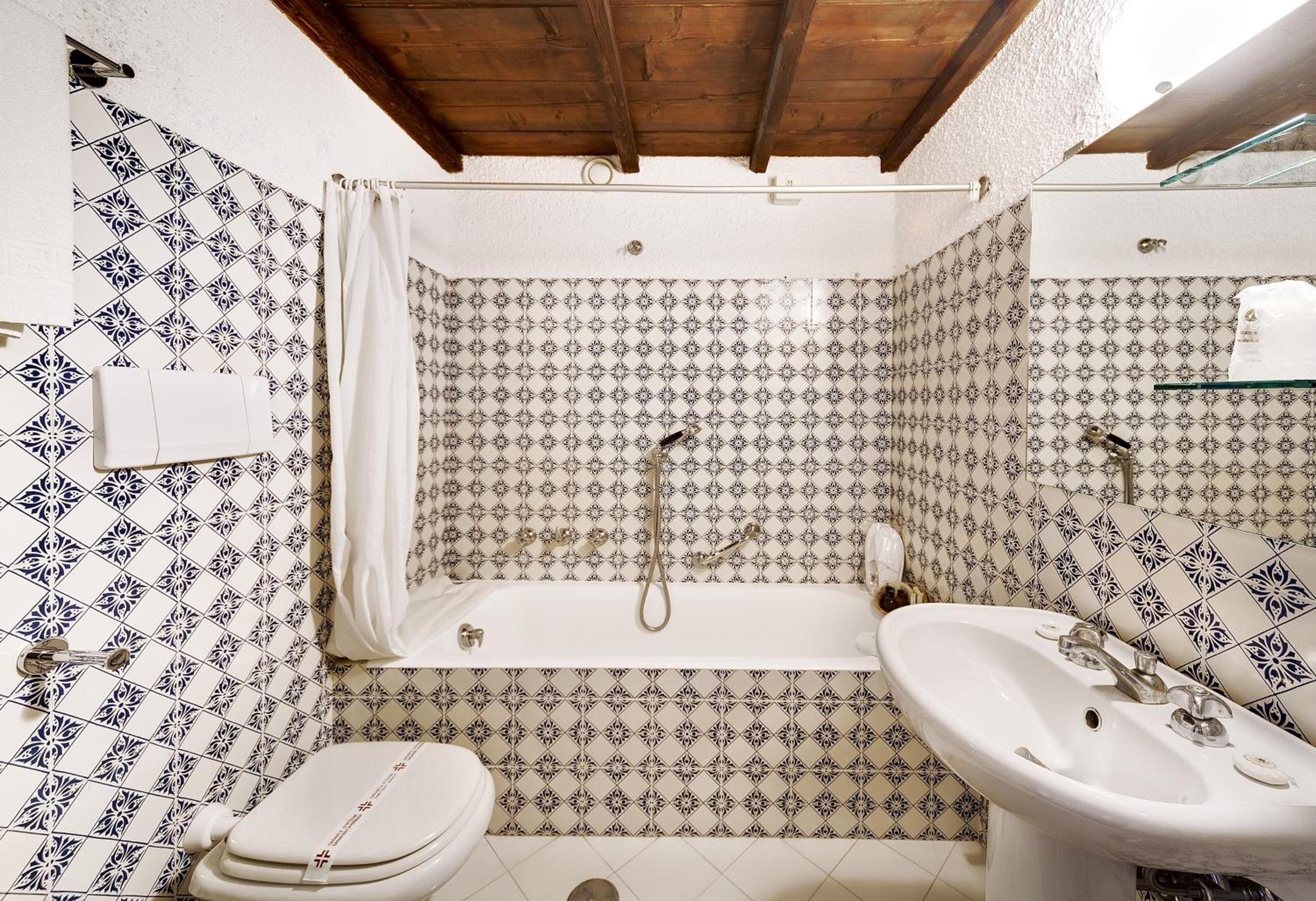 Double or Twin Room - Photo 6