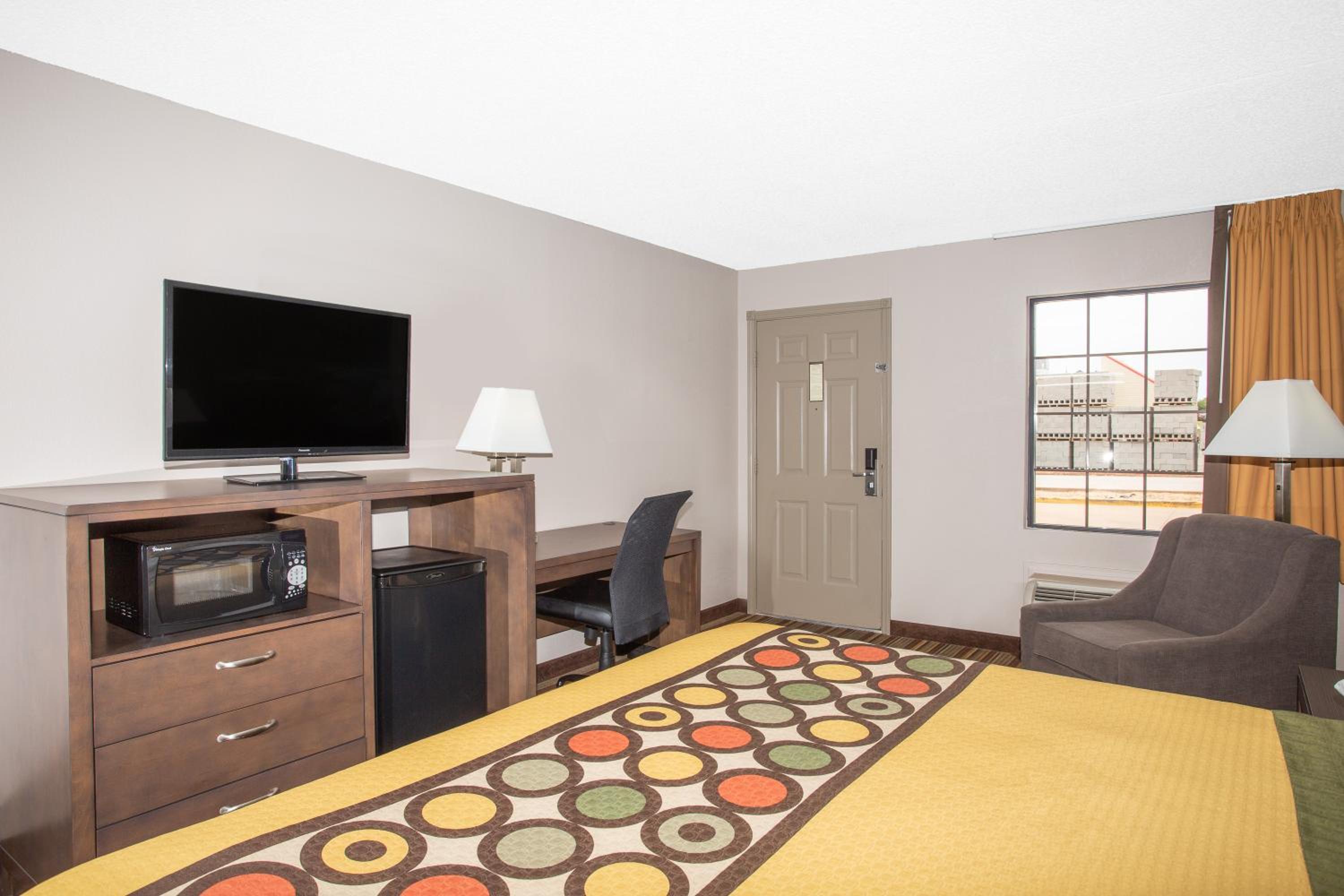 King Room - Non-Smoking - Photo 3