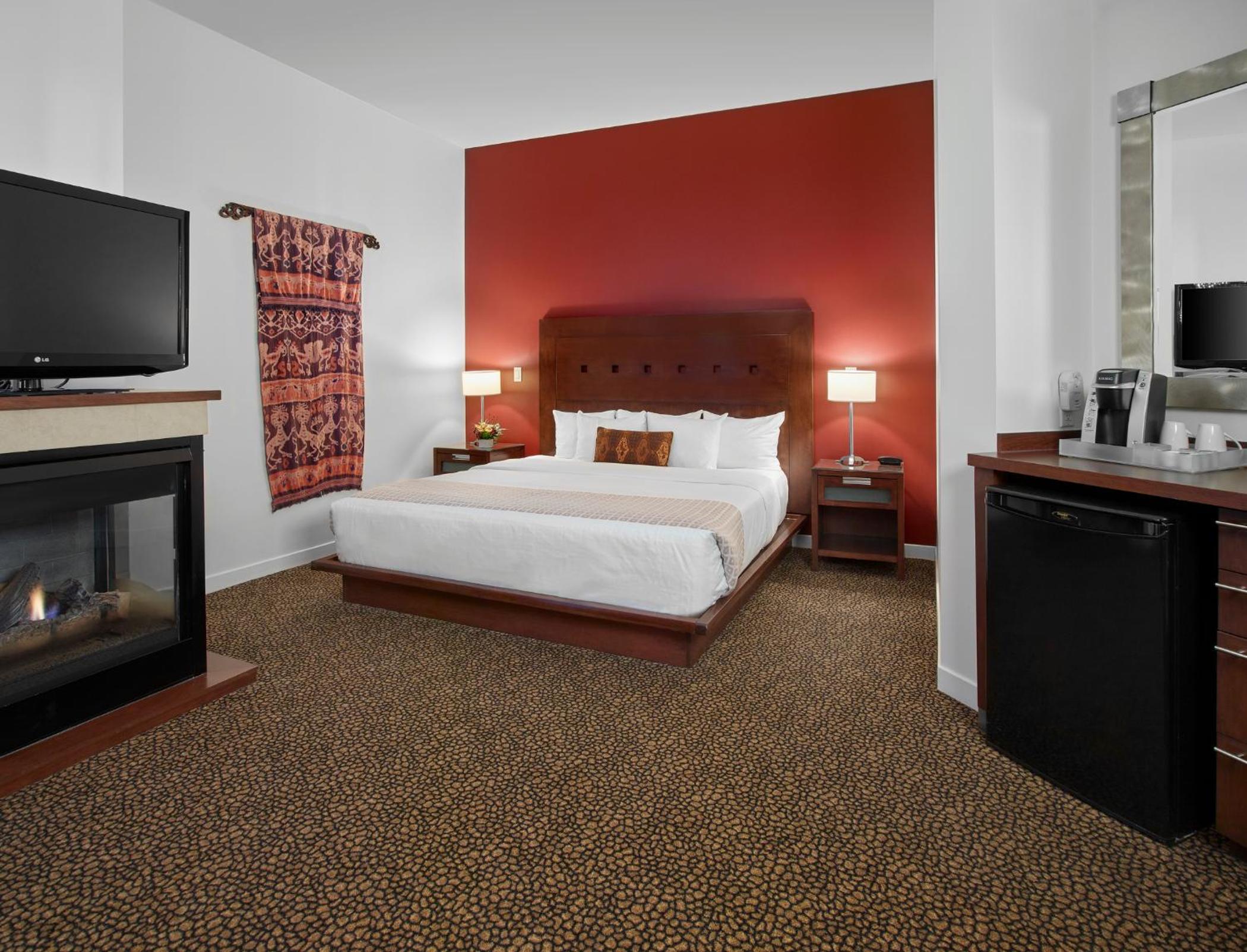 King Room with Balcony thumbnail 6