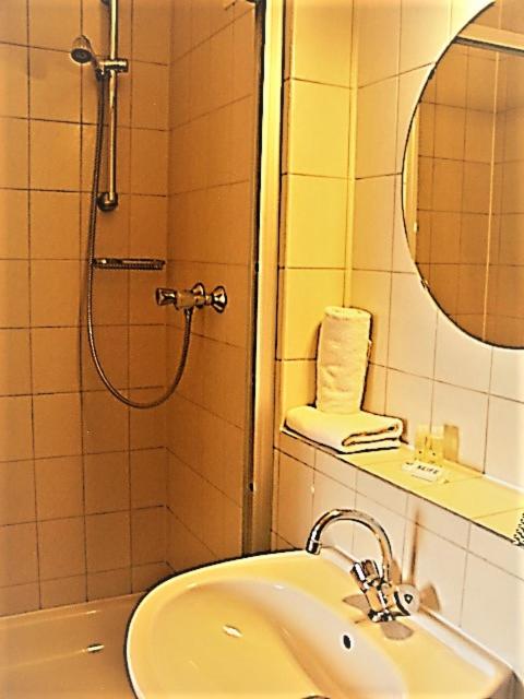 Standard Double Room - Photo 6