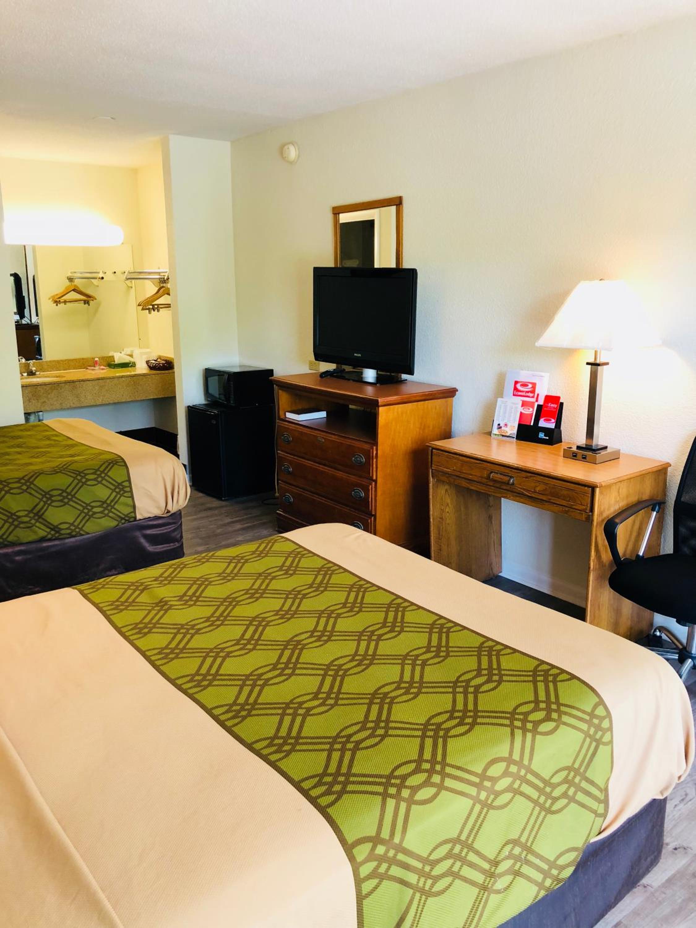 Double Room With Two Double Beds - Smoking photo 1