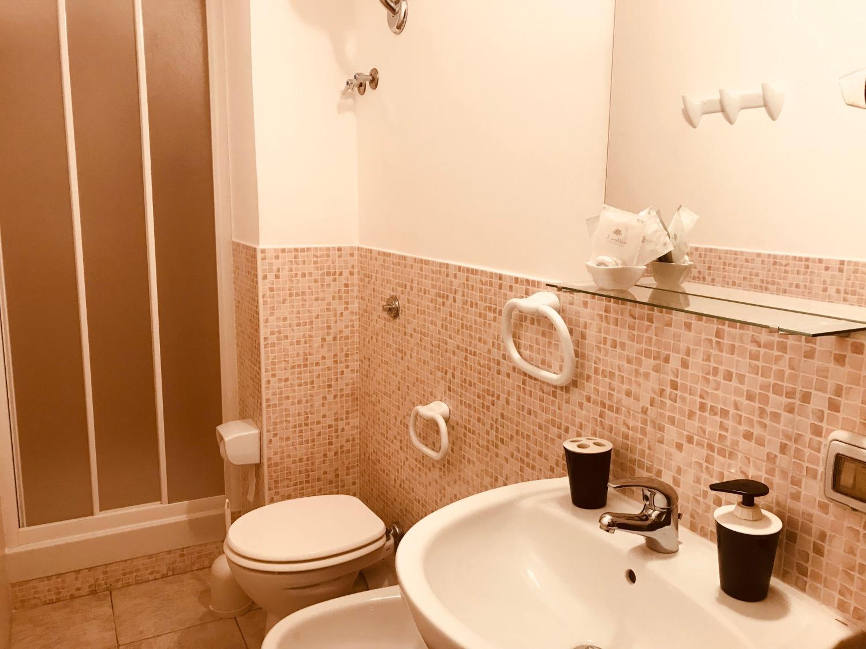 Double Room - Photo 25
