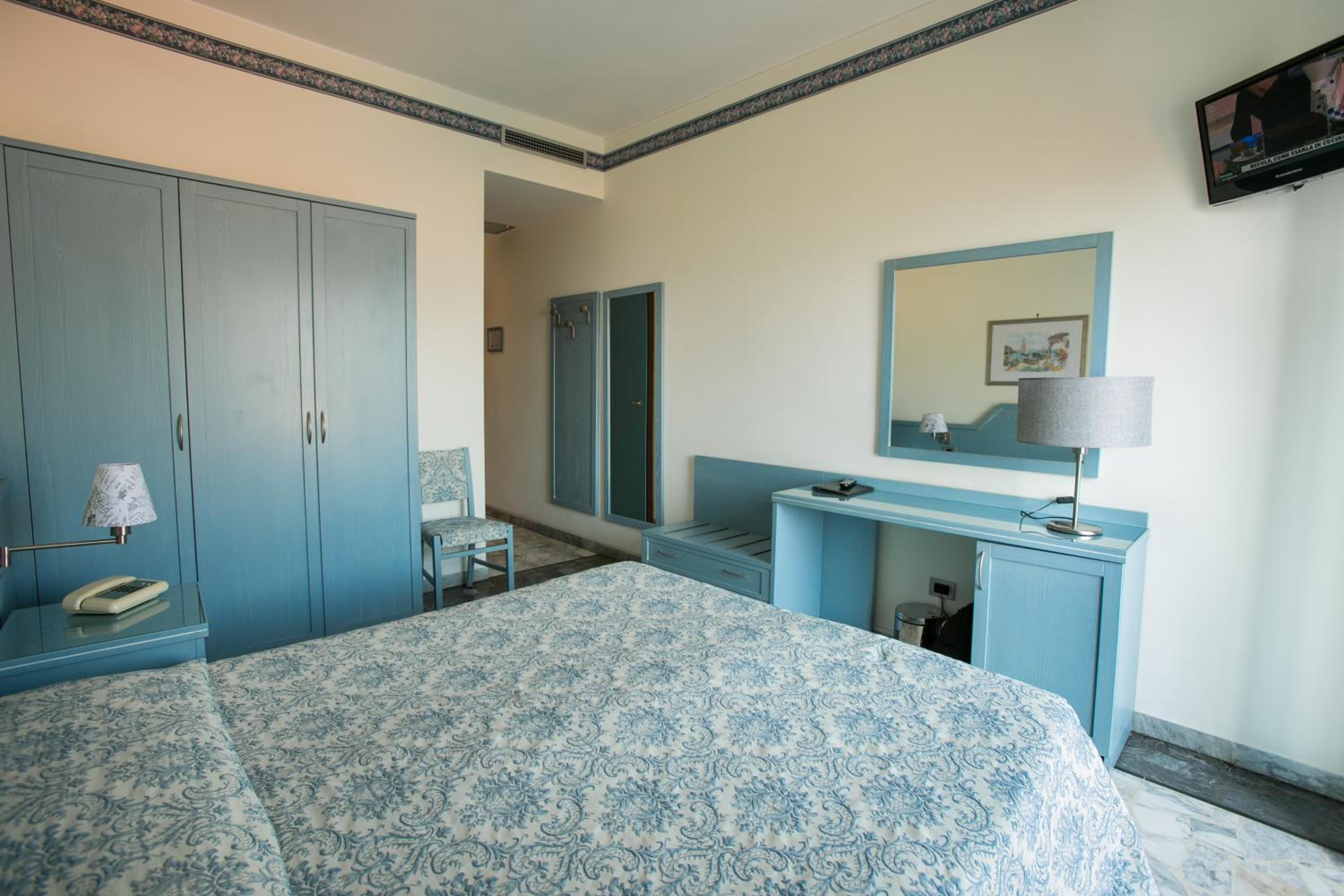 Double or Twin Room with Balcony - Photo 7