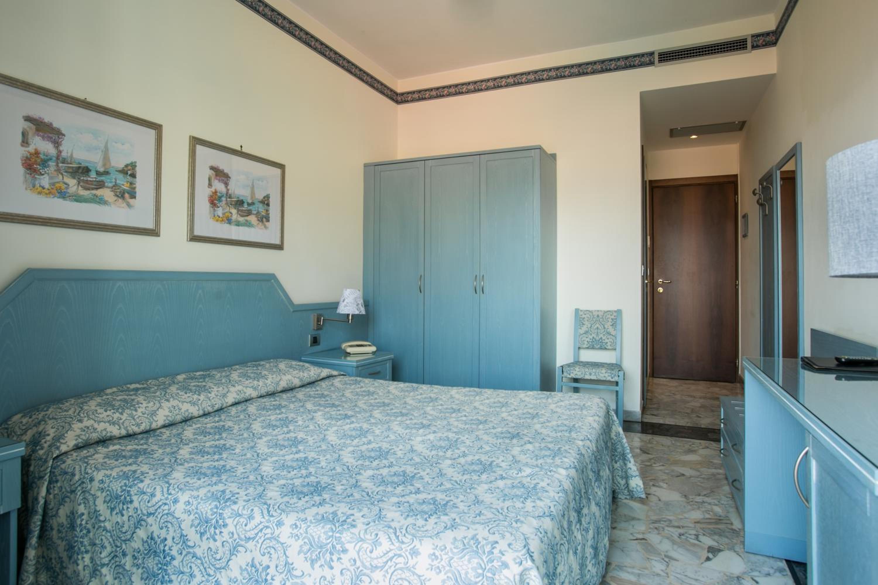 Double or Twin Room with Balcony - Photo 3