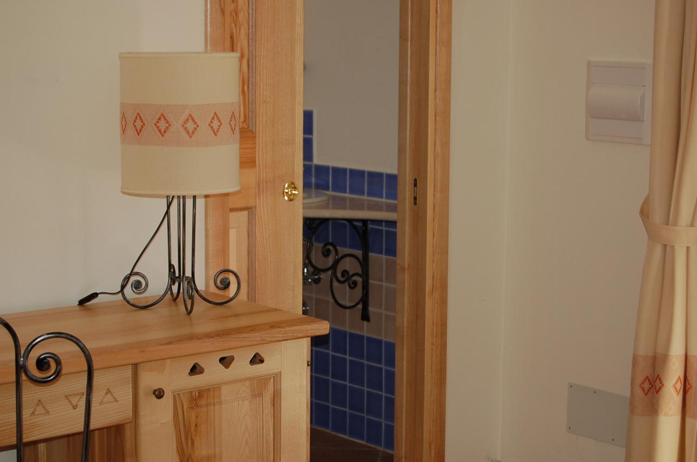 Classic Triple Room with Partial Lake View photo 3