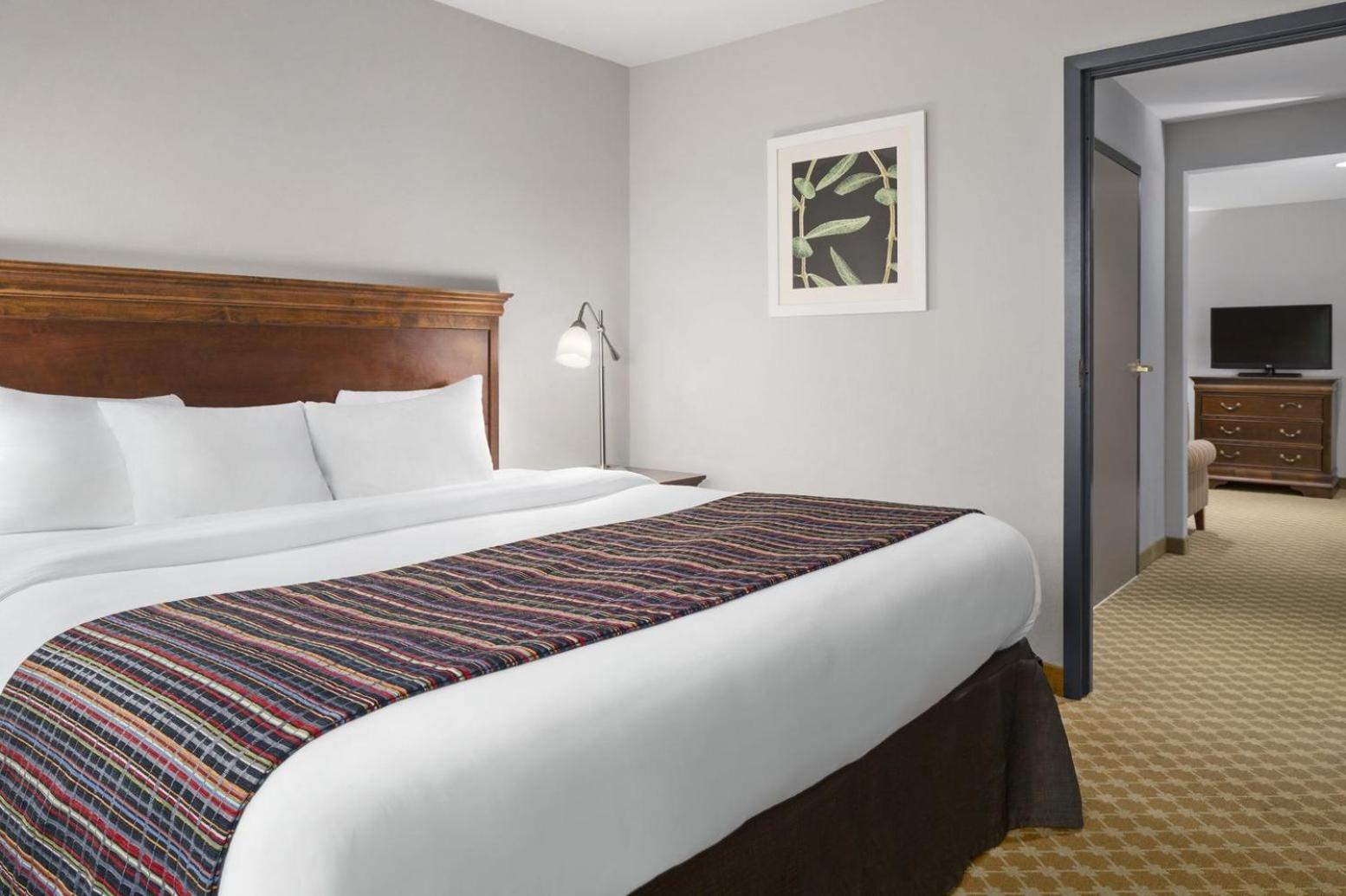 King Room With Roll-In Shower - Disability Access/Non-Smoking