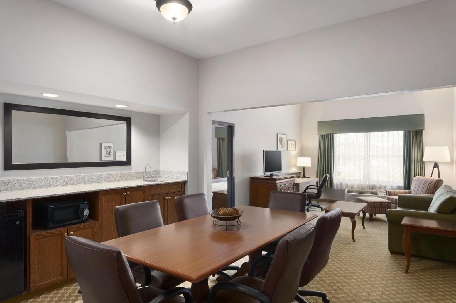 Premium One-Bedroom King Suite - Non-Smoking