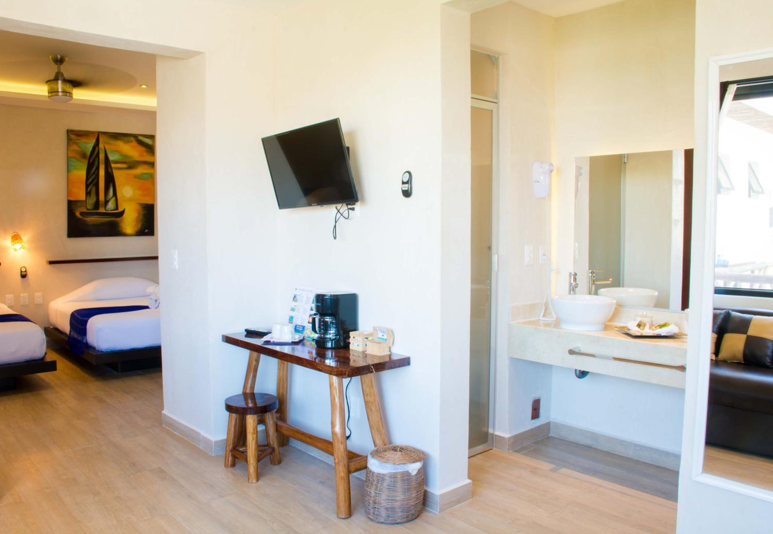 Junior Suite with Pool View - Photo 1