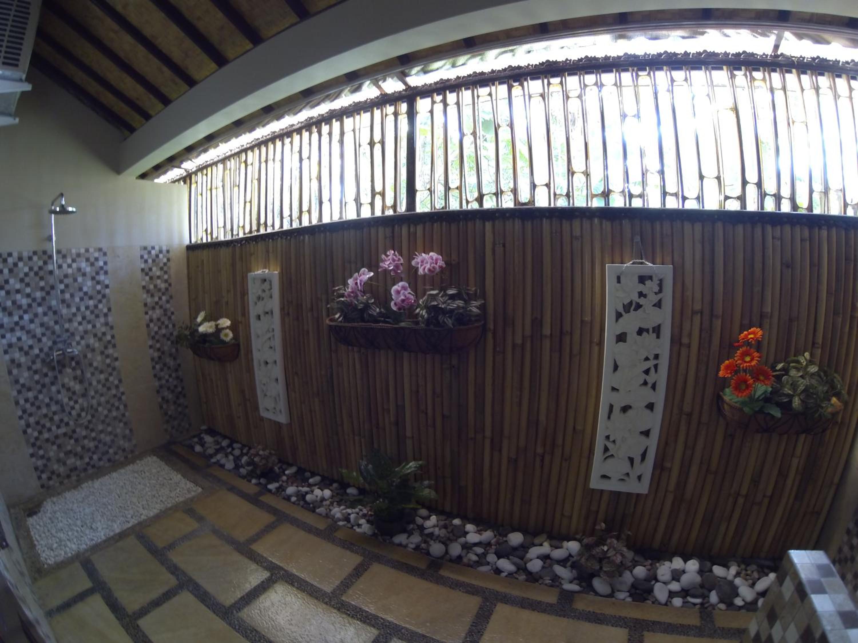 Superior King Suite with Pool View - Photo 7