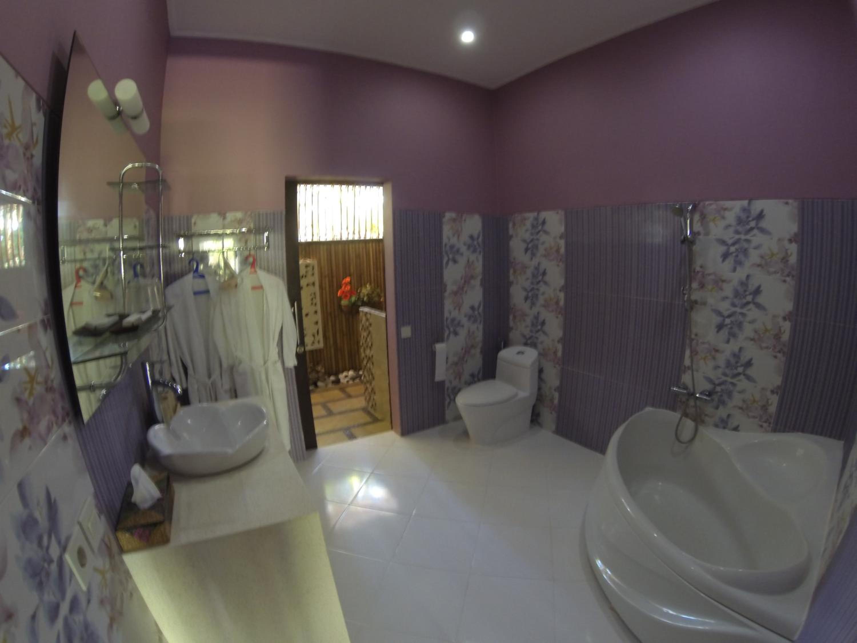 Superior King Suite with Pool View - Photo 6