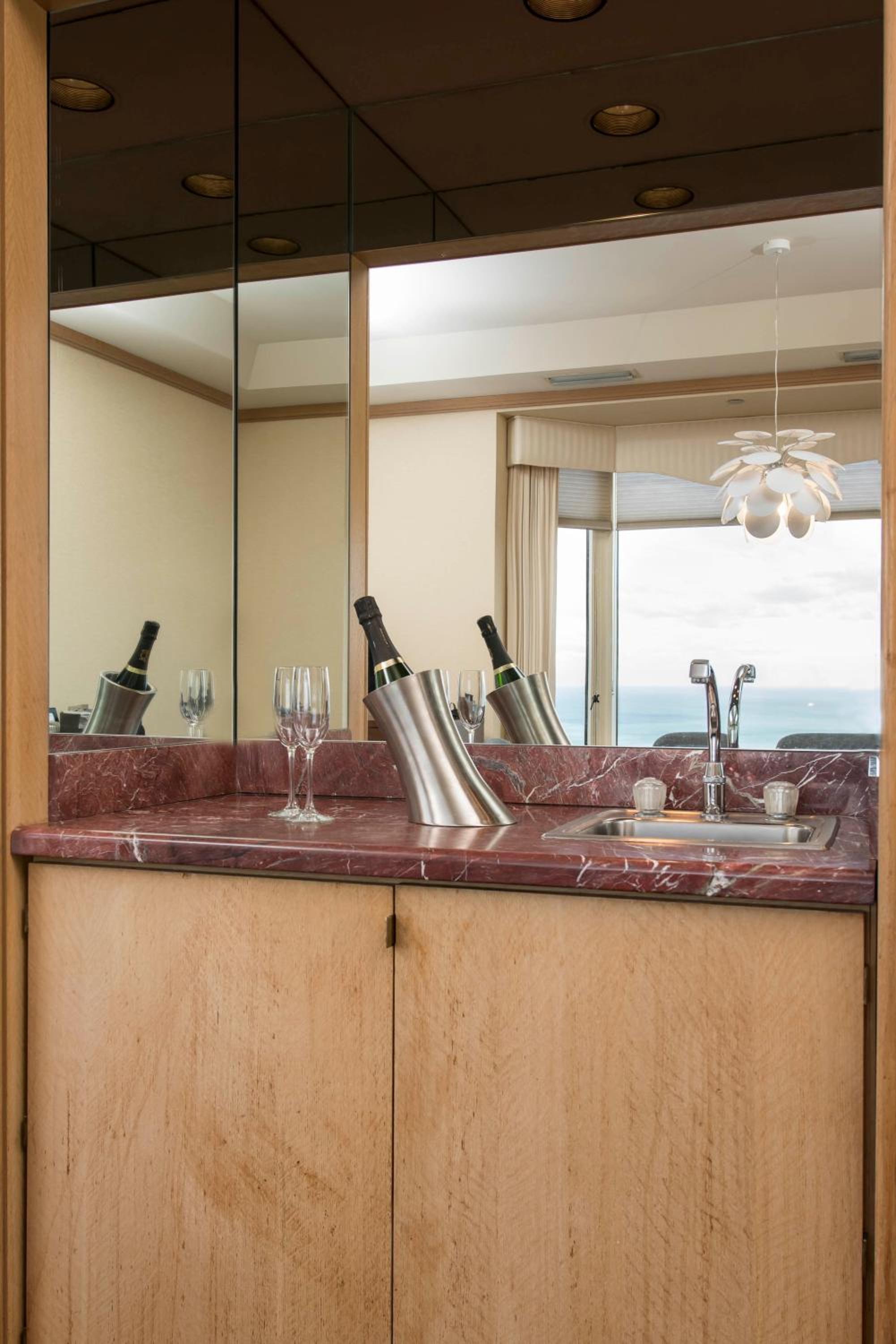 Deluxe One-Bedroom Suite - Photo 6