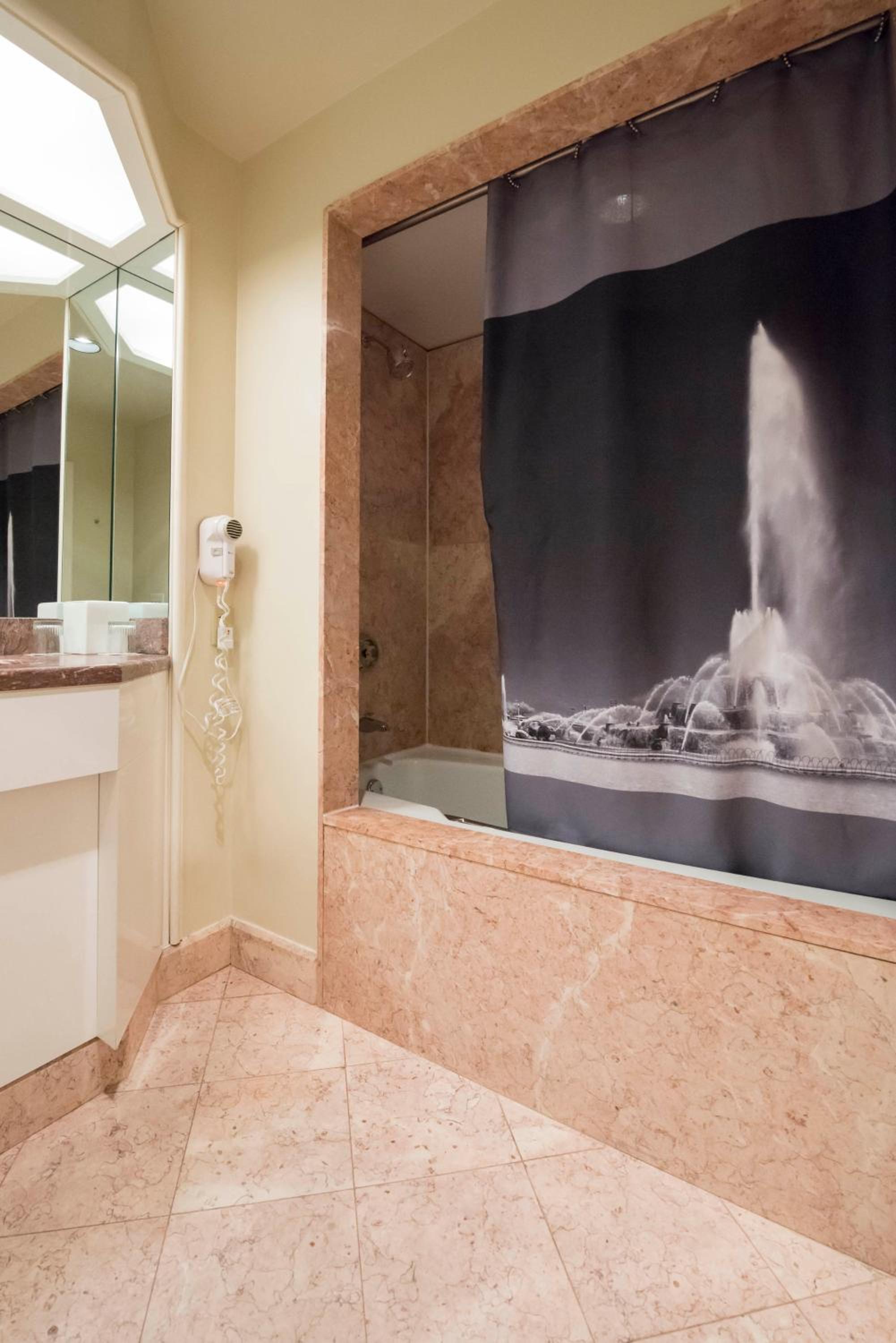 Deluxe King Room - Photo 4