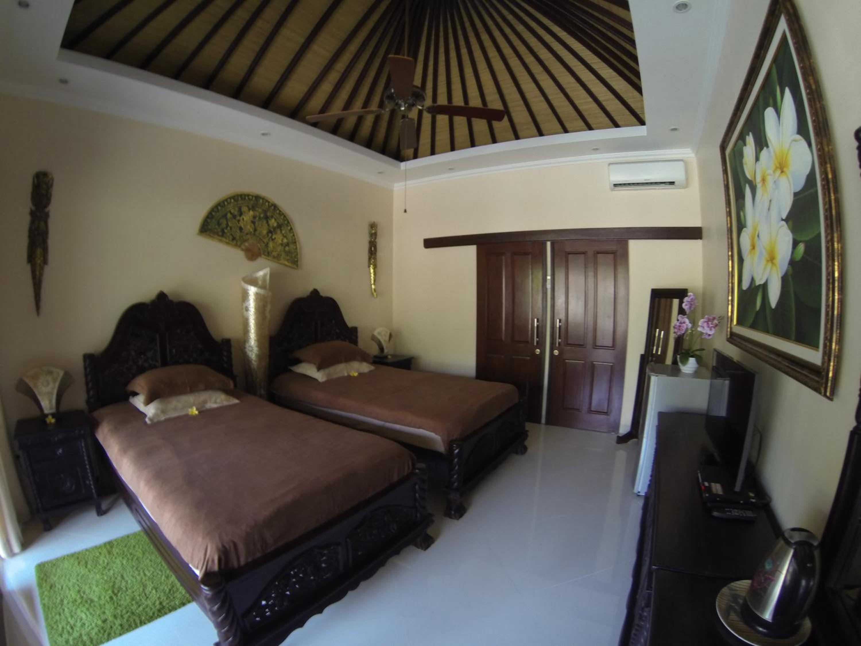 Twin Room with Pool View - Photo 8