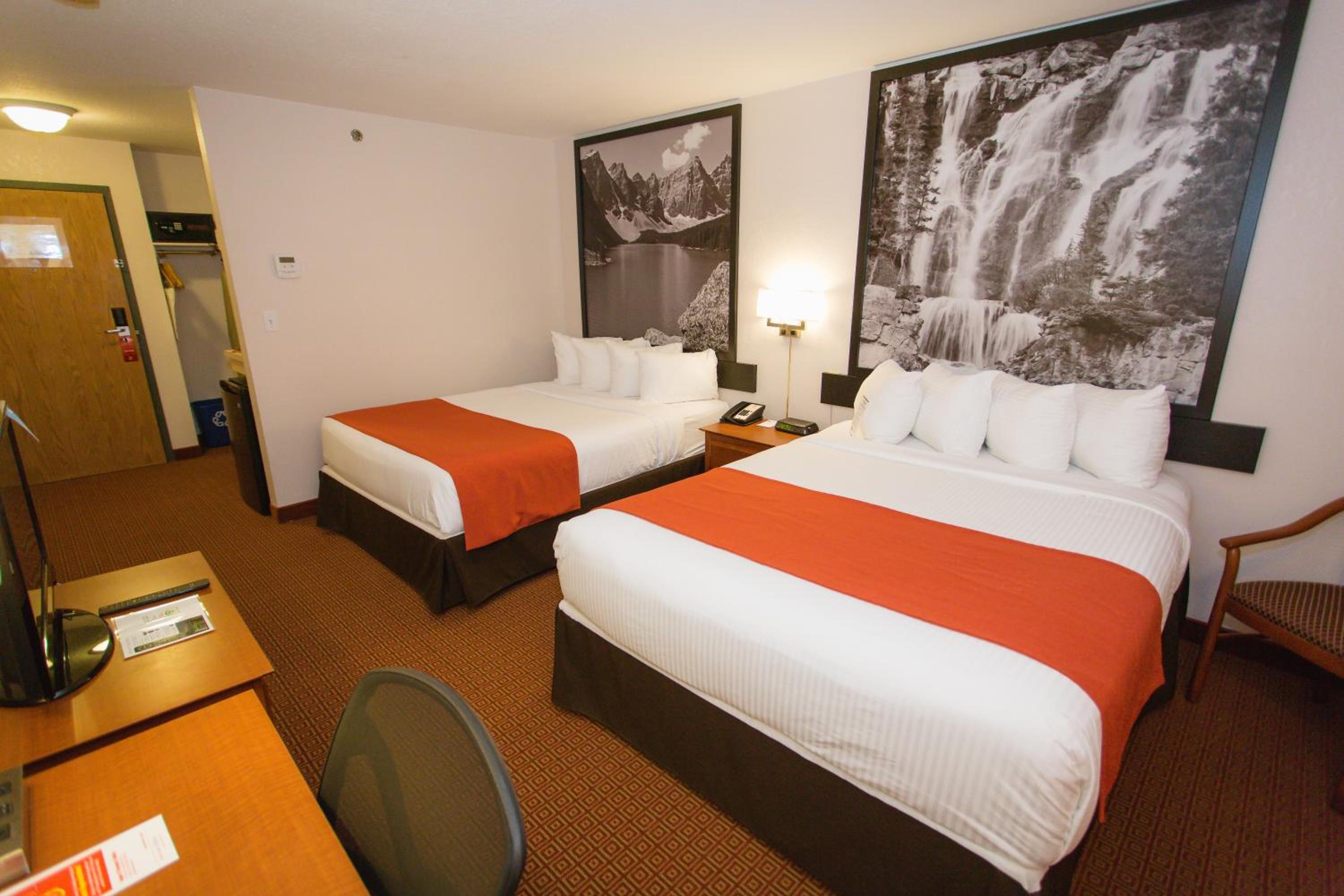 Queen Room with Two Queen Beds - Non-Smoking - Photo 4