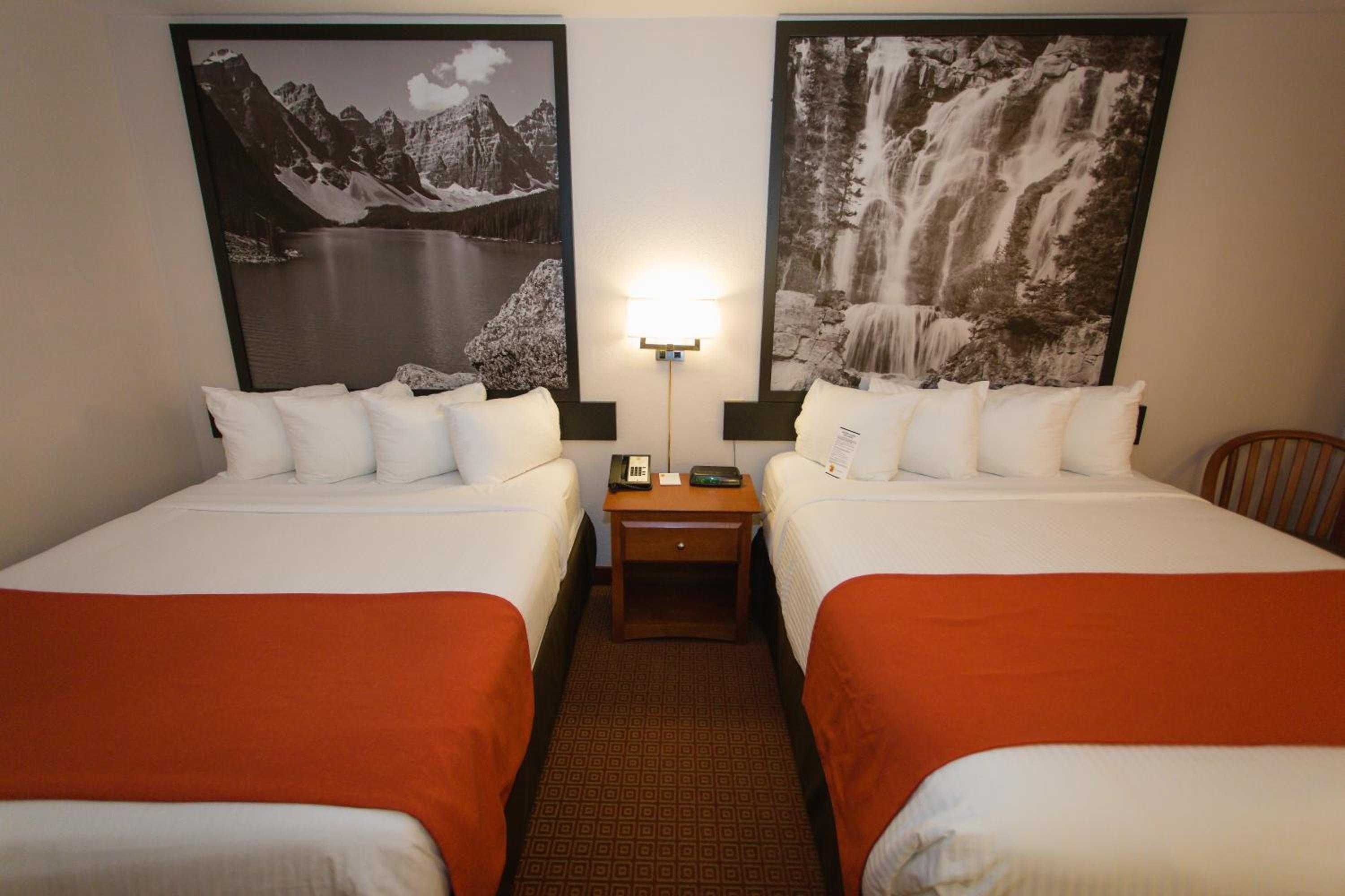 Queen Room with Two Queen Beds - Non-Smoking - Photo 3