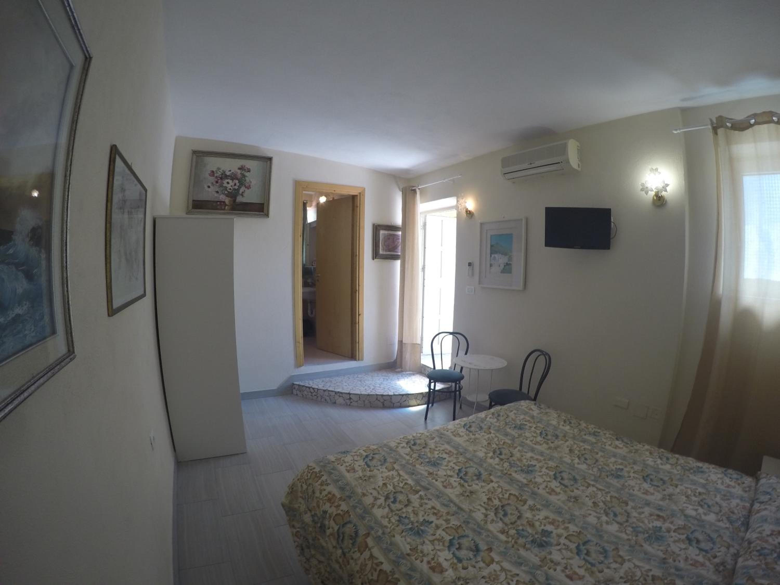 Large Double or Twin Room - Photo 2