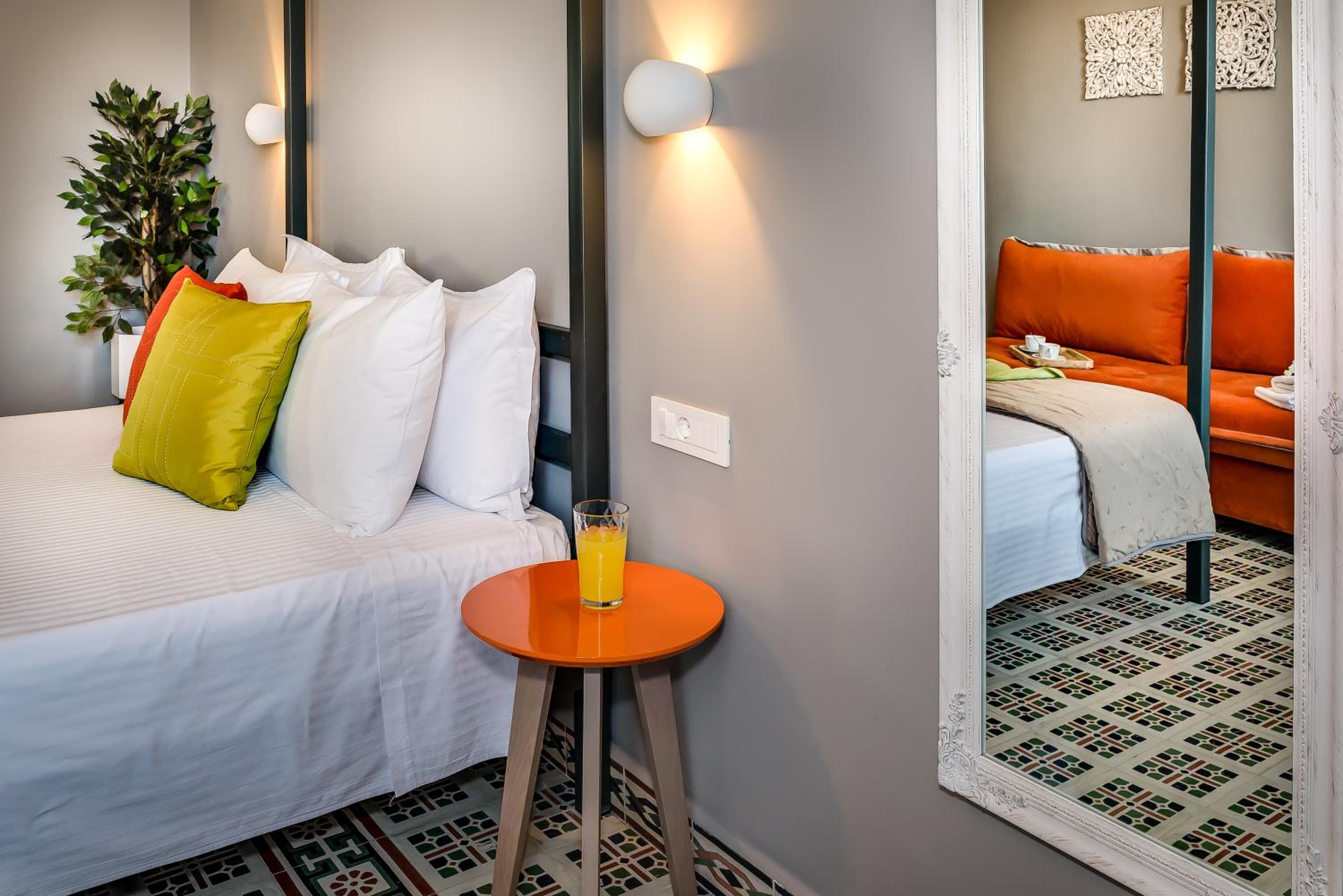 Deluxe Suite with Queen size bed photo 2