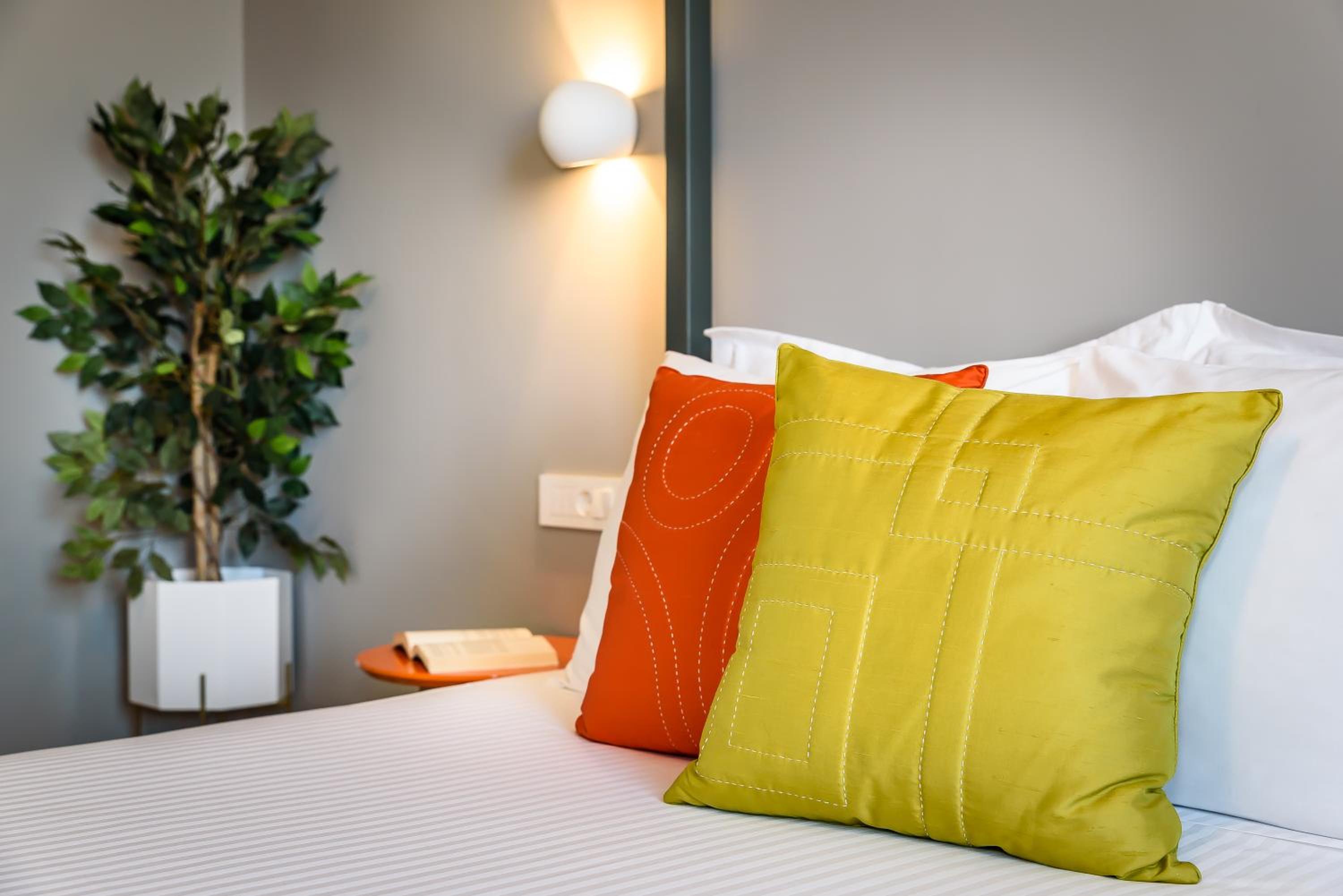 Deluxe Suite with Queen size bed photo 3