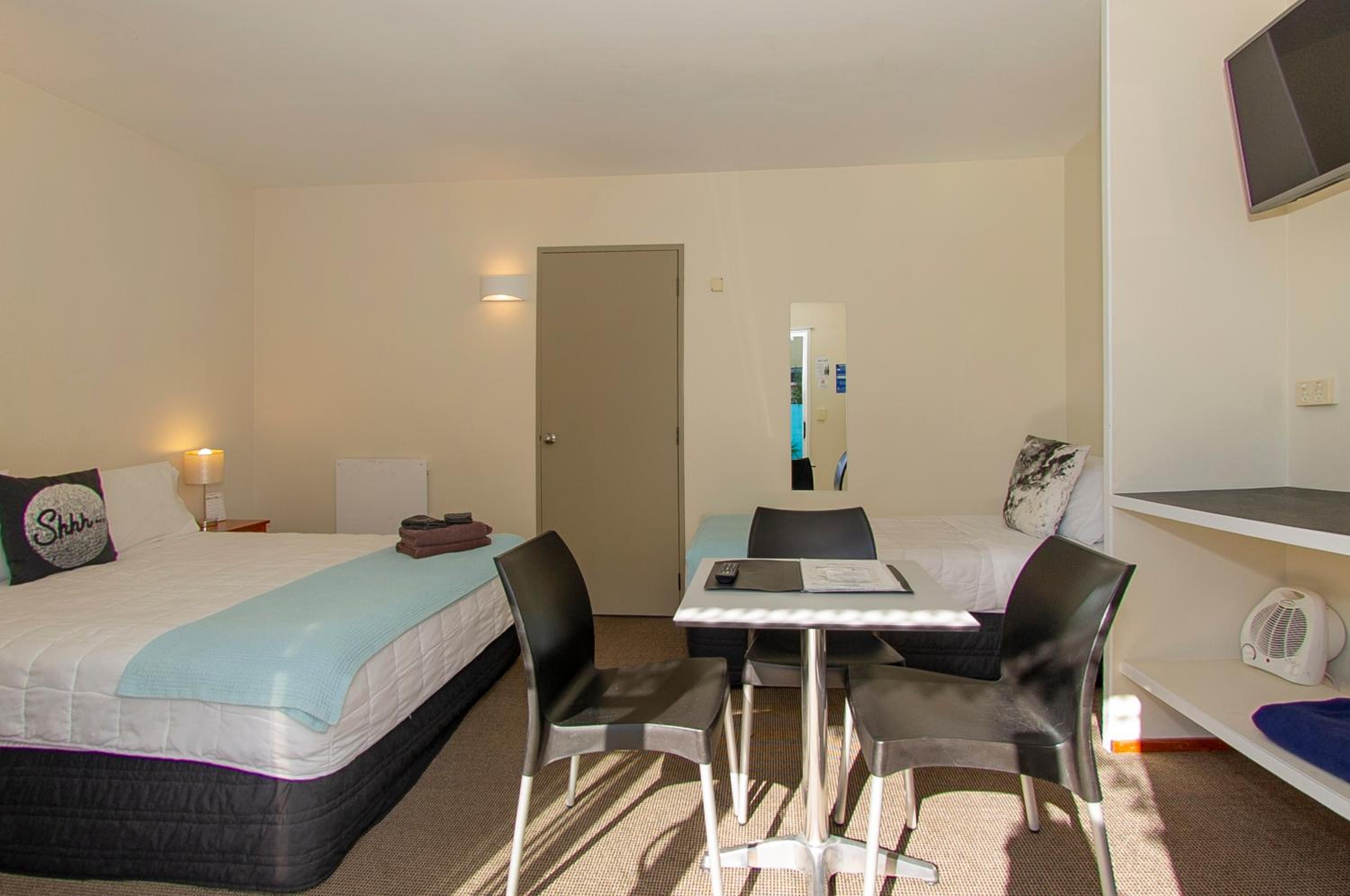 Twin Room with Free Netflix - Photo 2