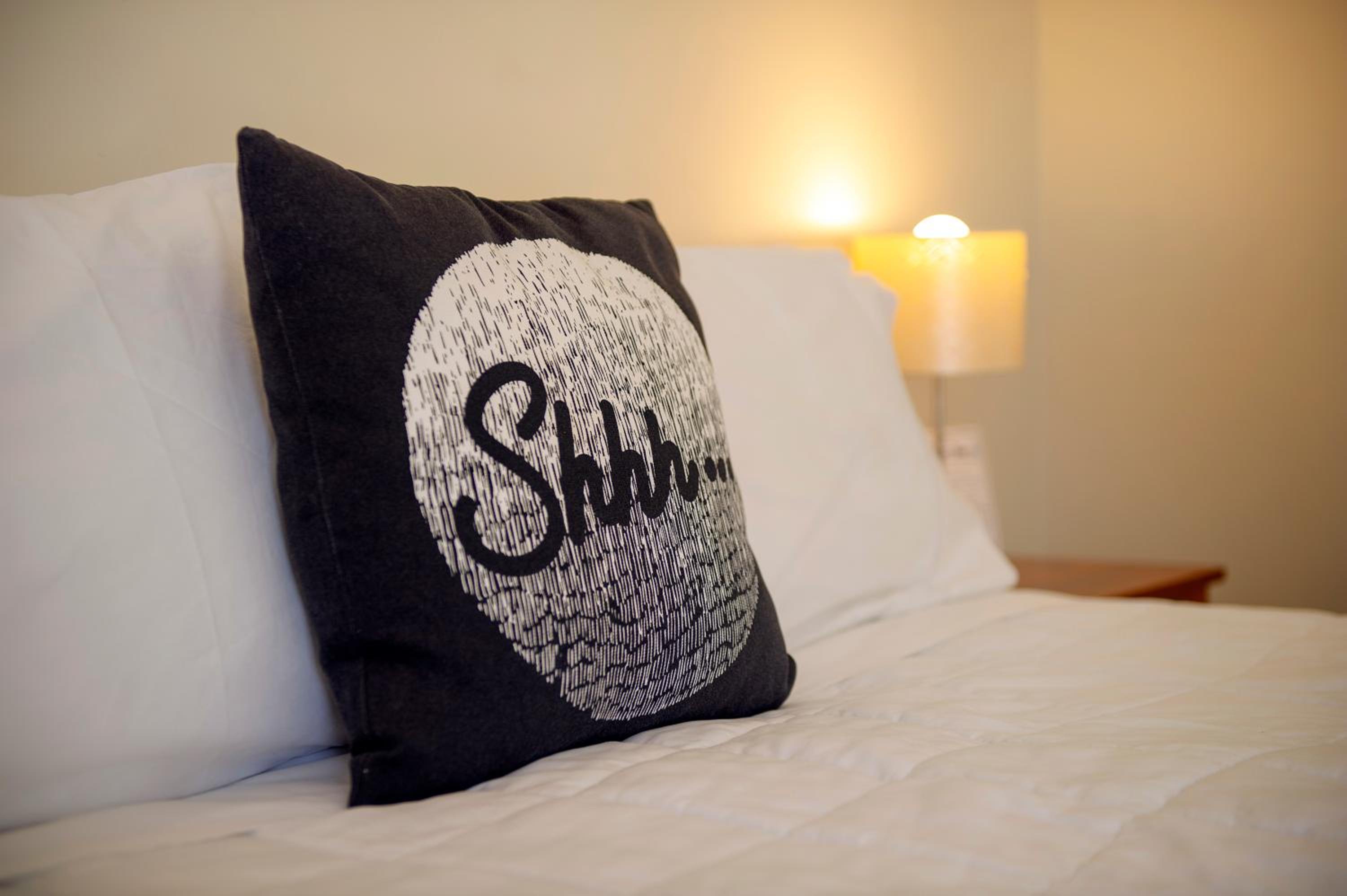 Twin Room with Free Netflix - Photo 5