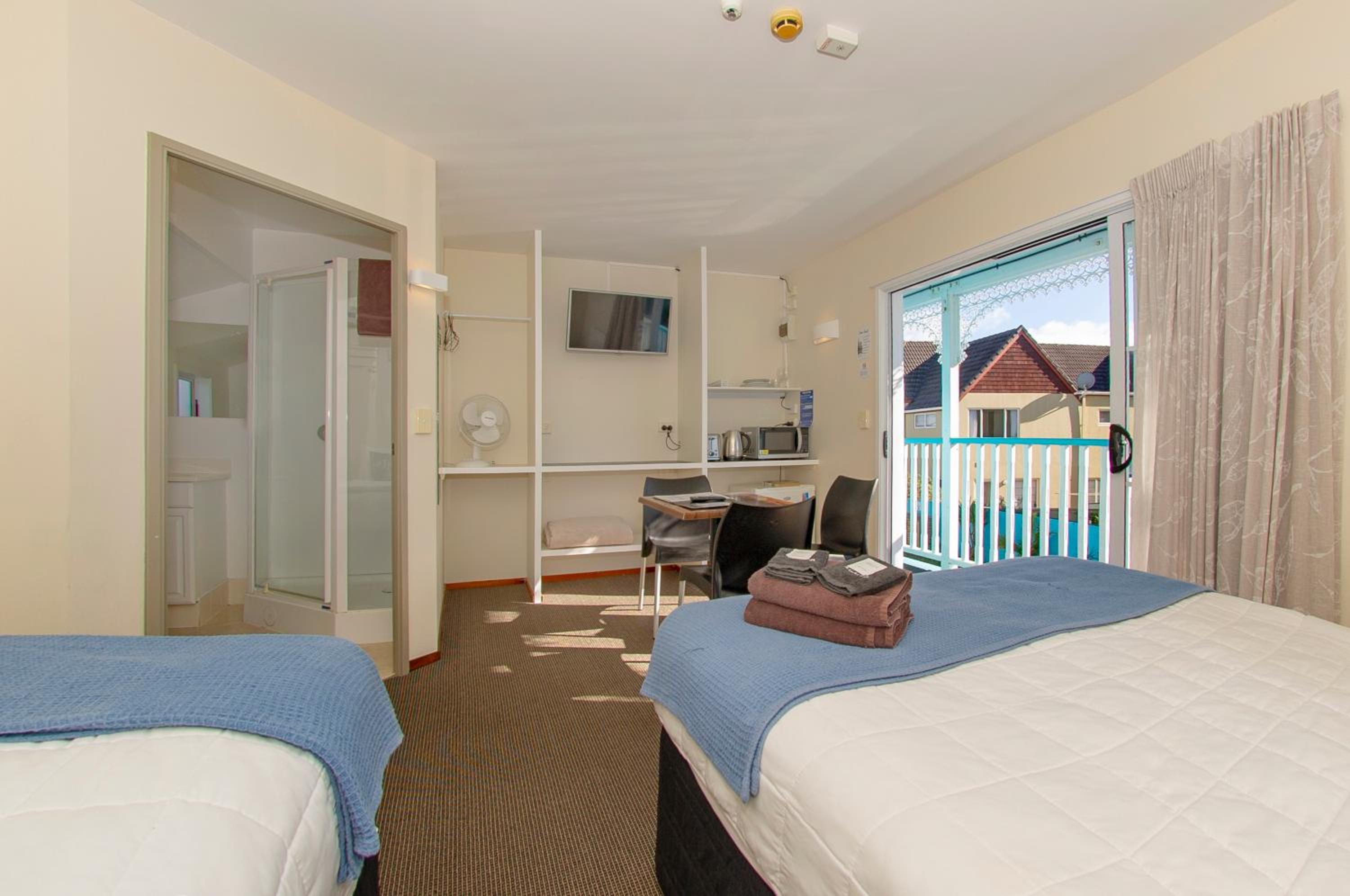 Twin Room with Free Netflix - Photo 3