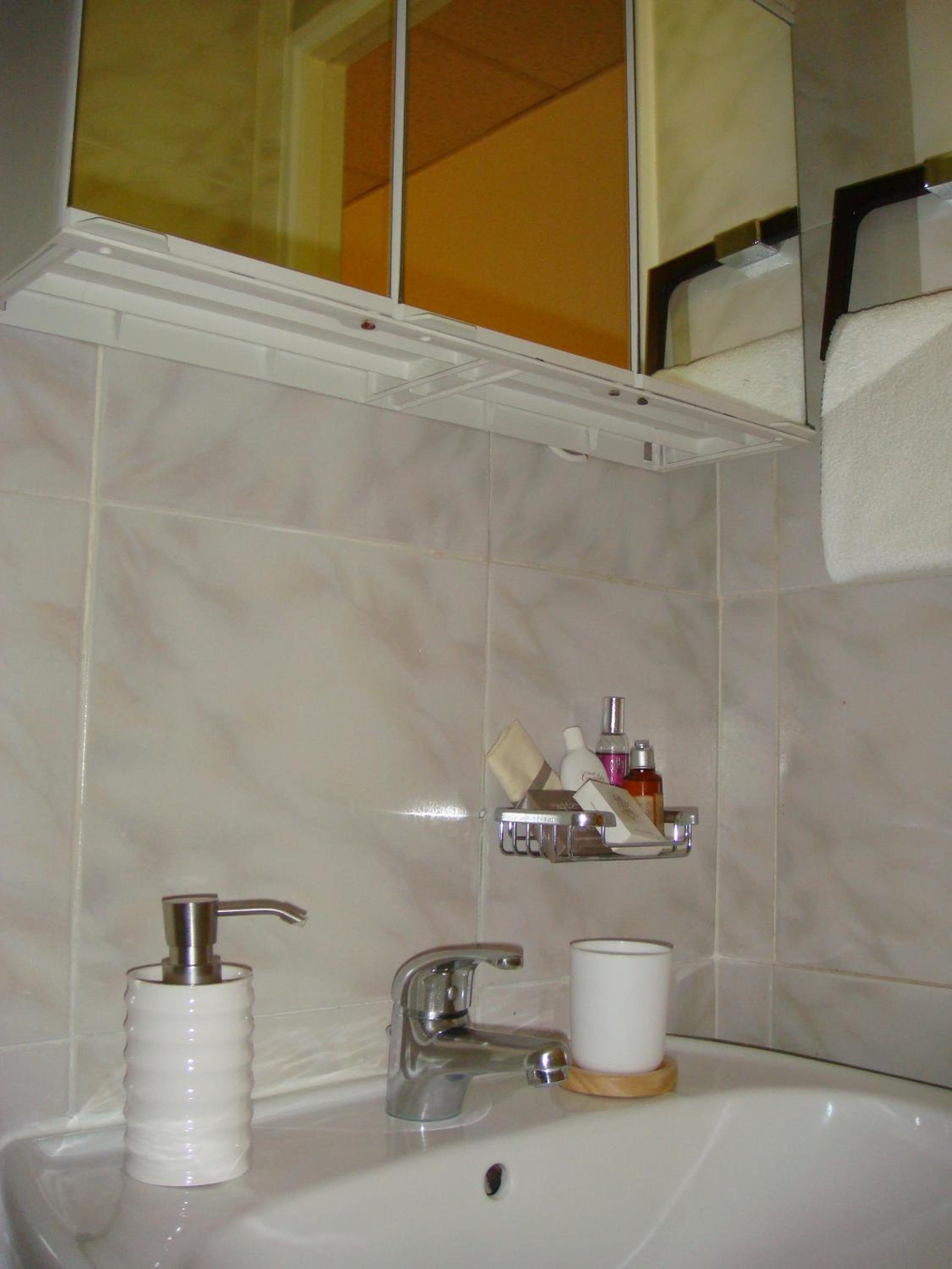 Standard Double Room - Photo 5