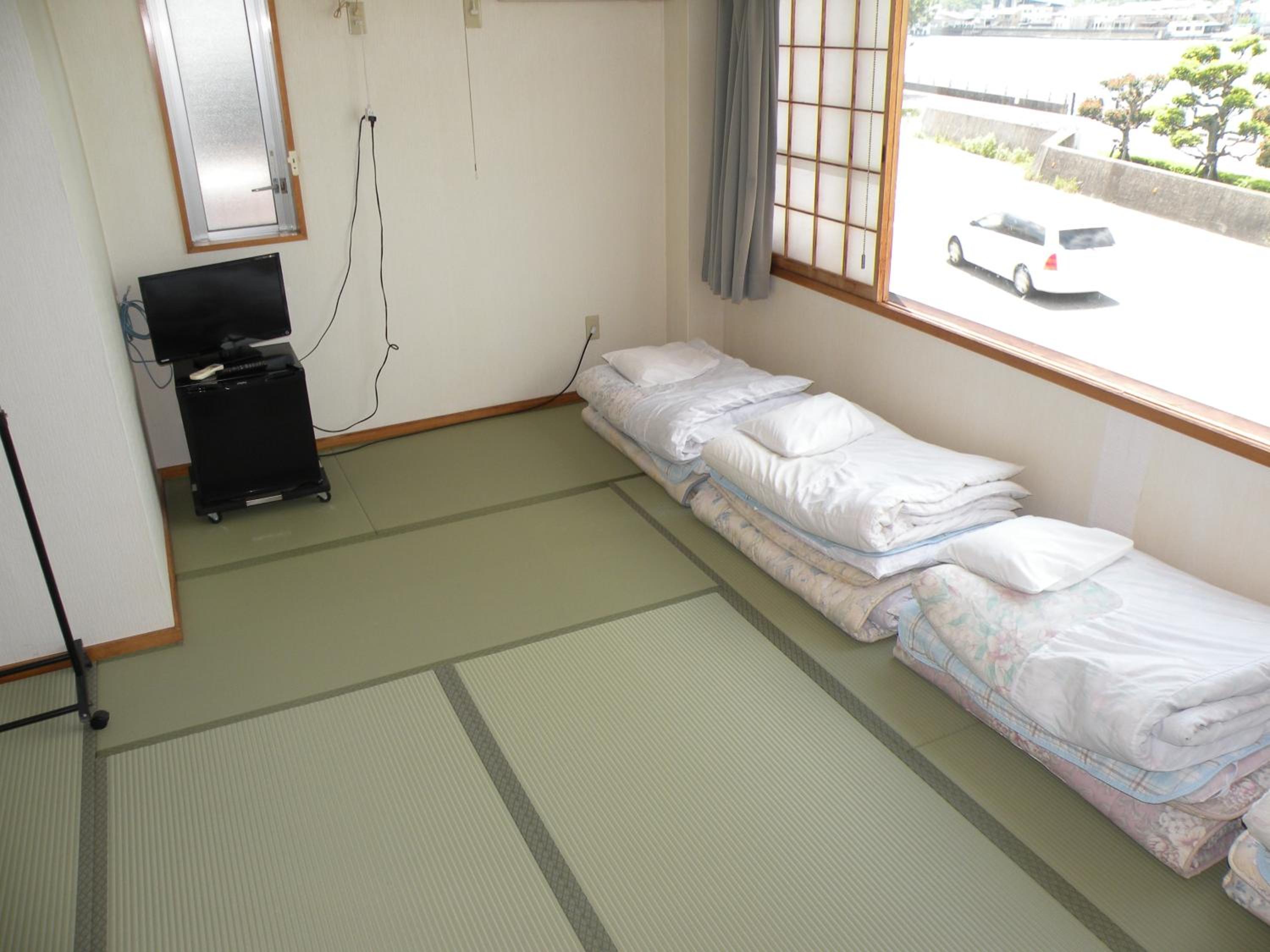 Quadruple Room with Private Bathroom - Photo 7