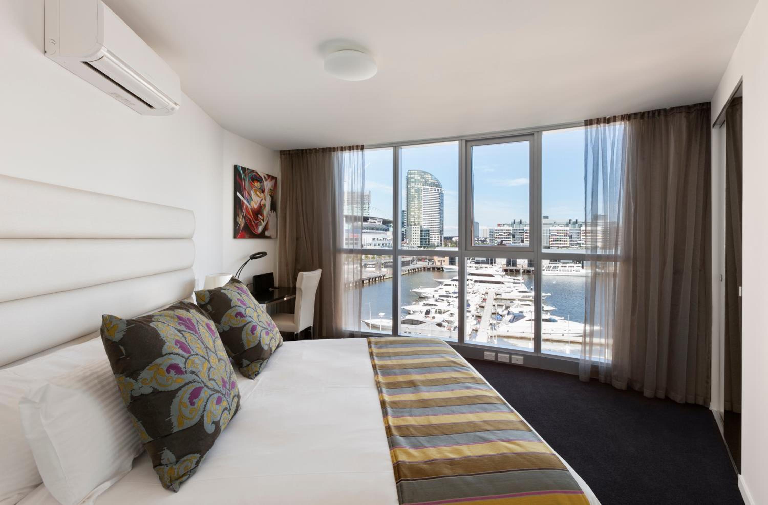 Two-Bedroom Apartment with Balcony and Water View photo 3