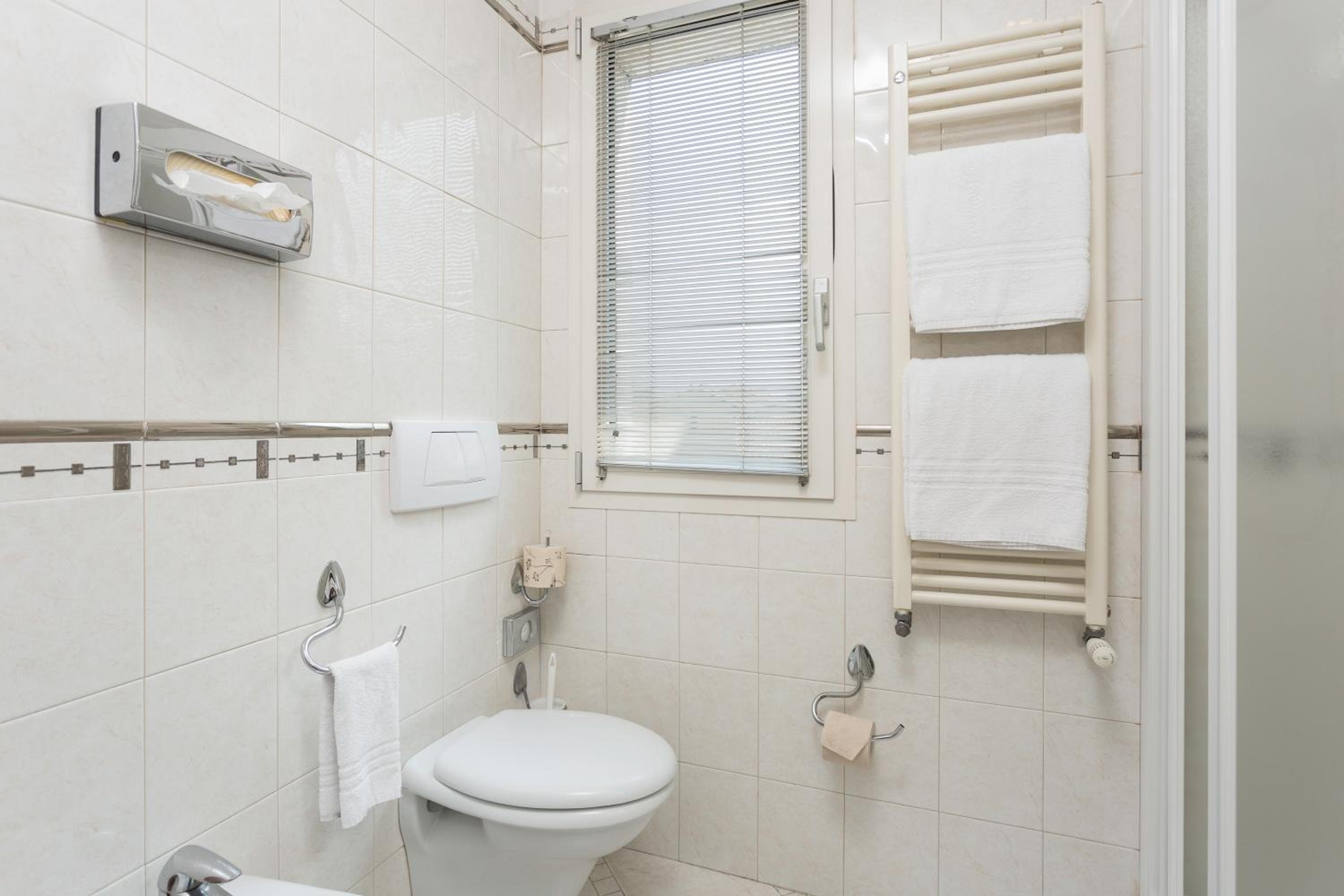 Double Room - Photo 7