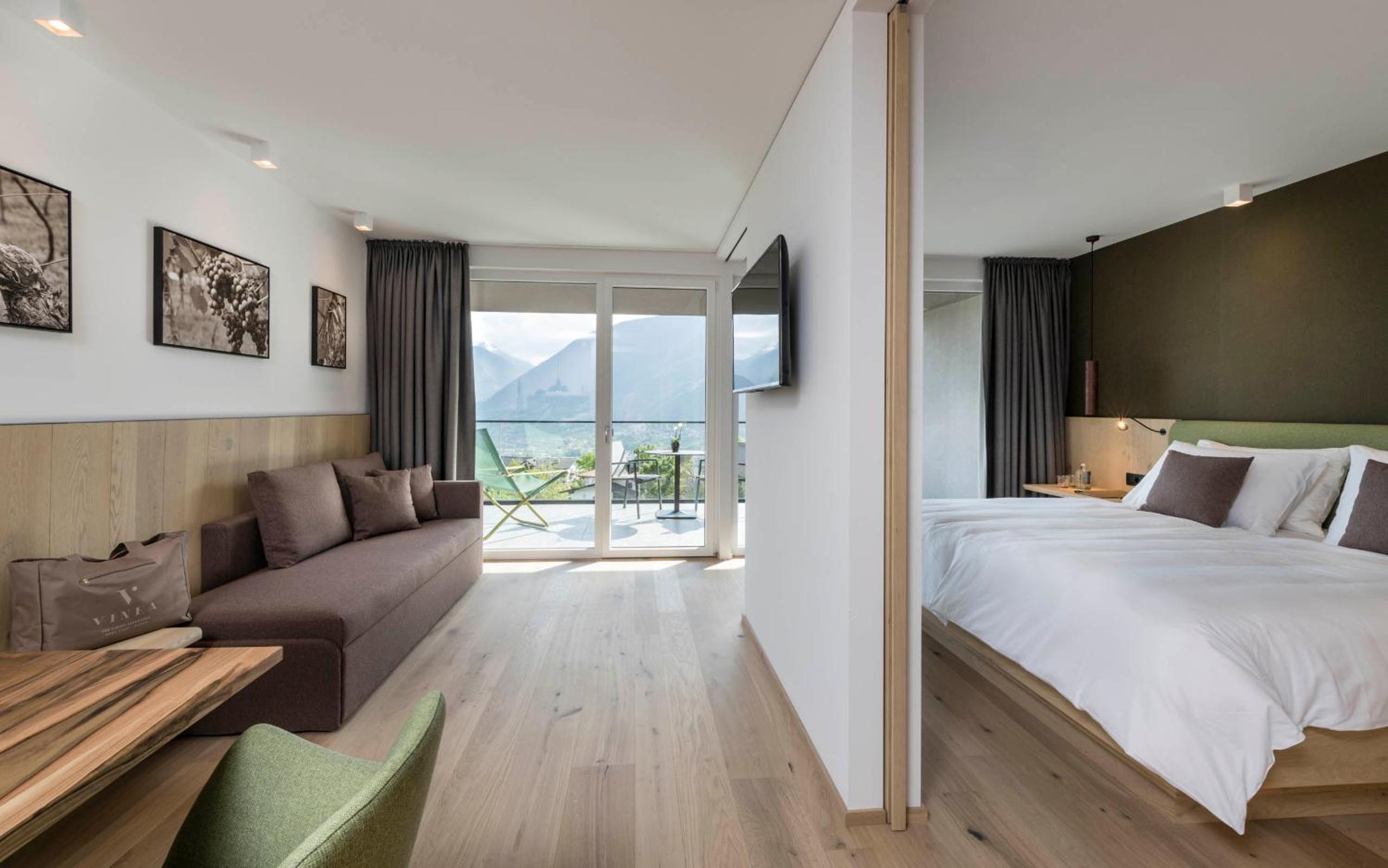 Apartment with Pool View