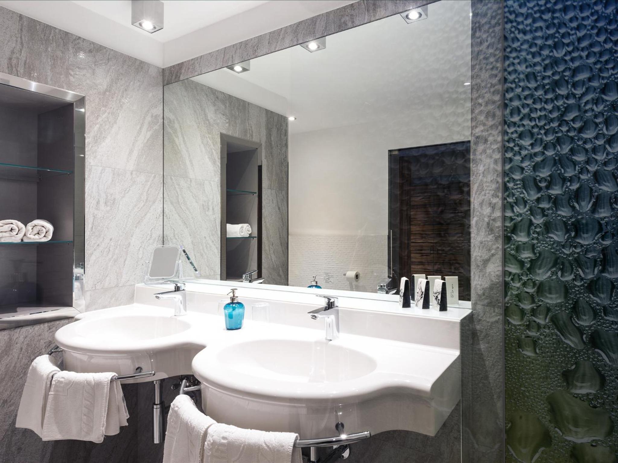 Deluxe Double Room with Balcony photo 3