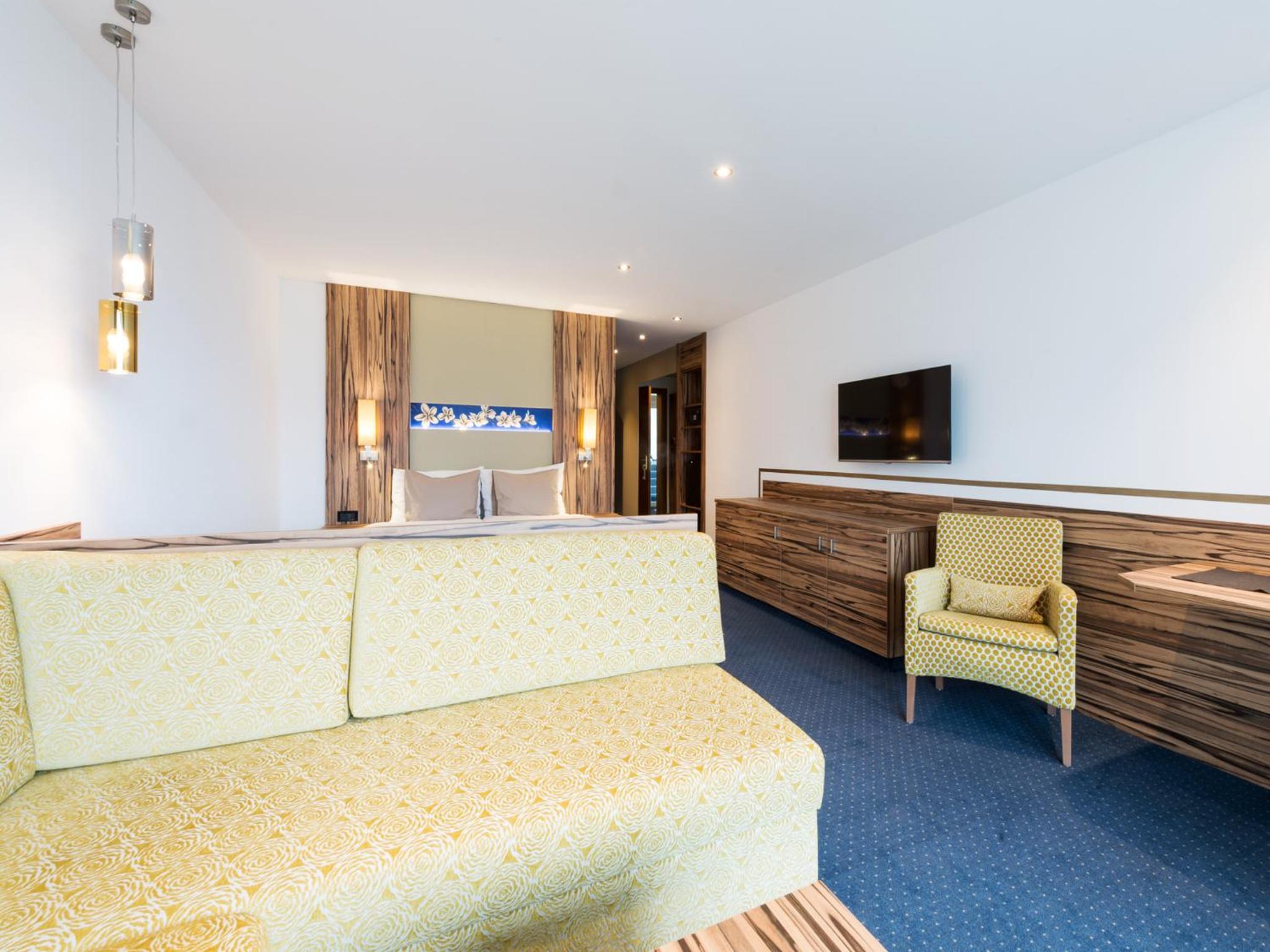 Deluxe Double Room with Balcony photo 2