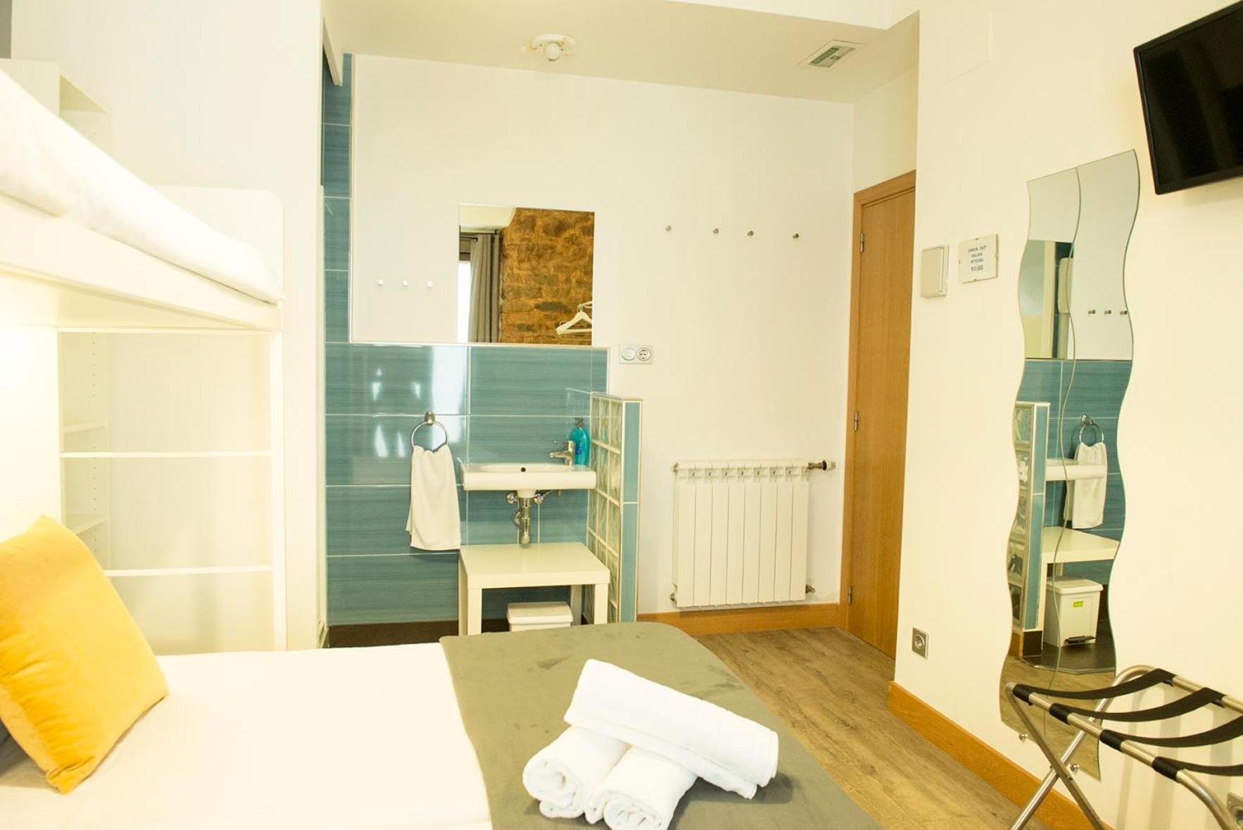 Habitación Triple con Baño Compartido