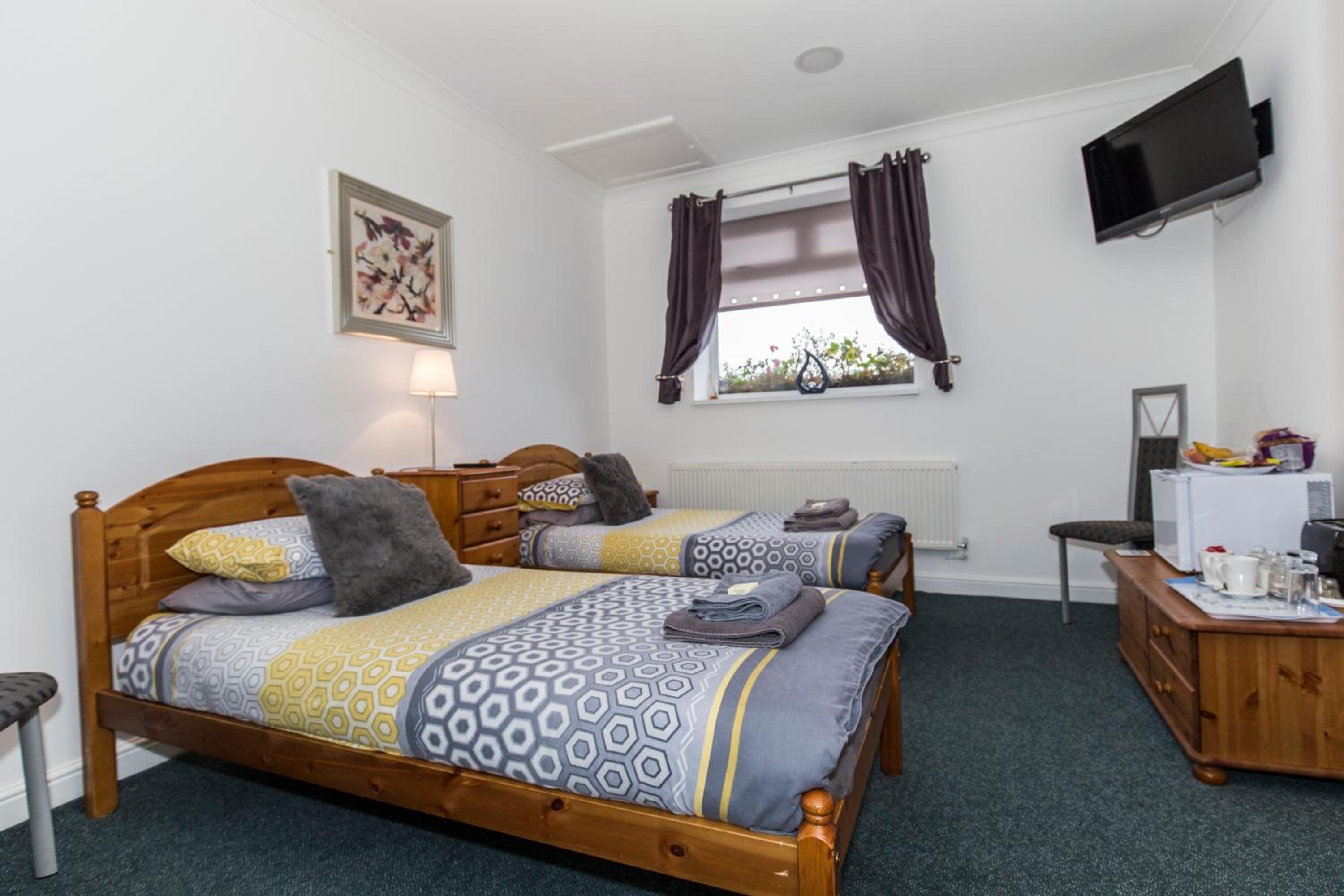 Standard Twin Room - Photo 2