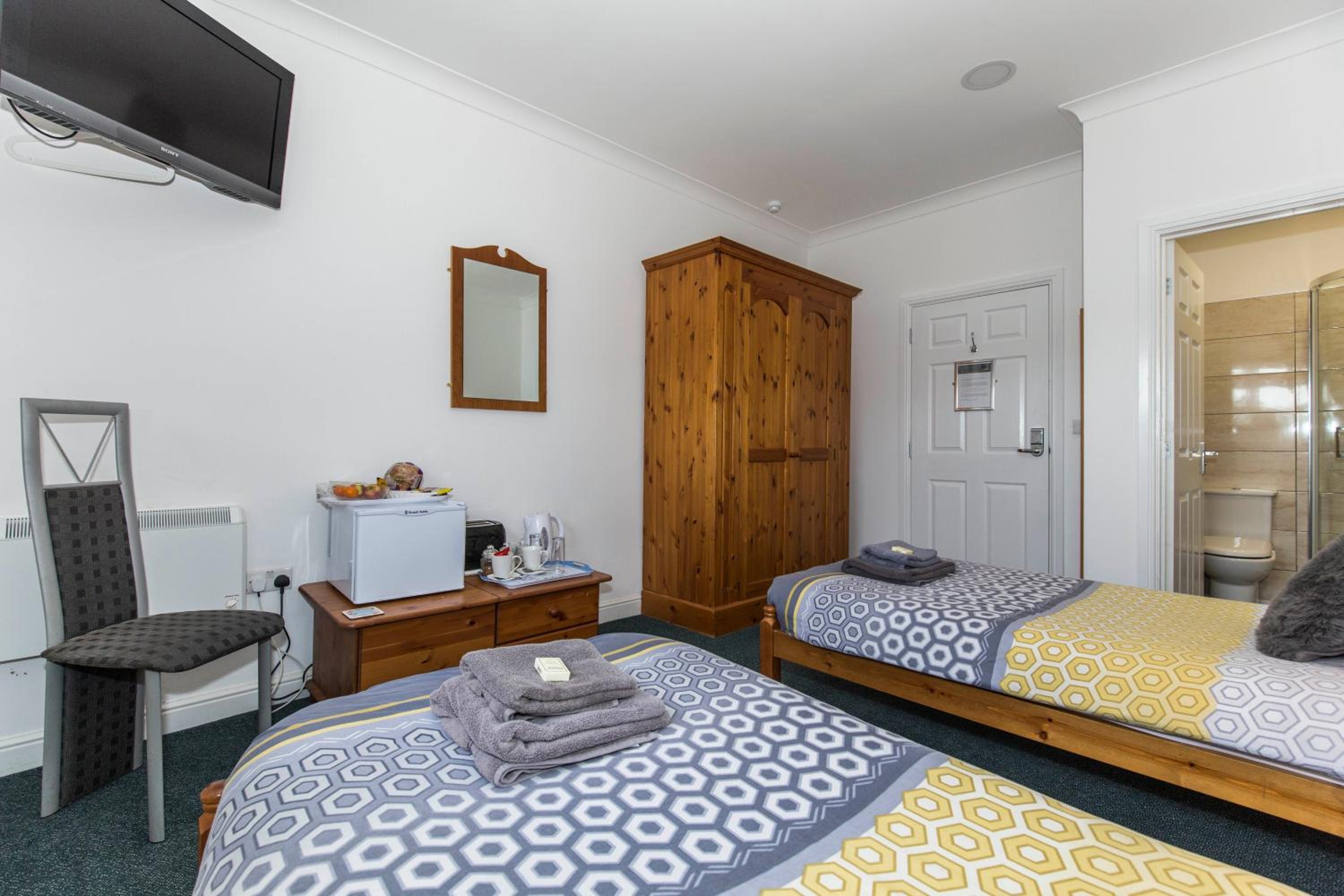 Standard Twin Room - Photo 3