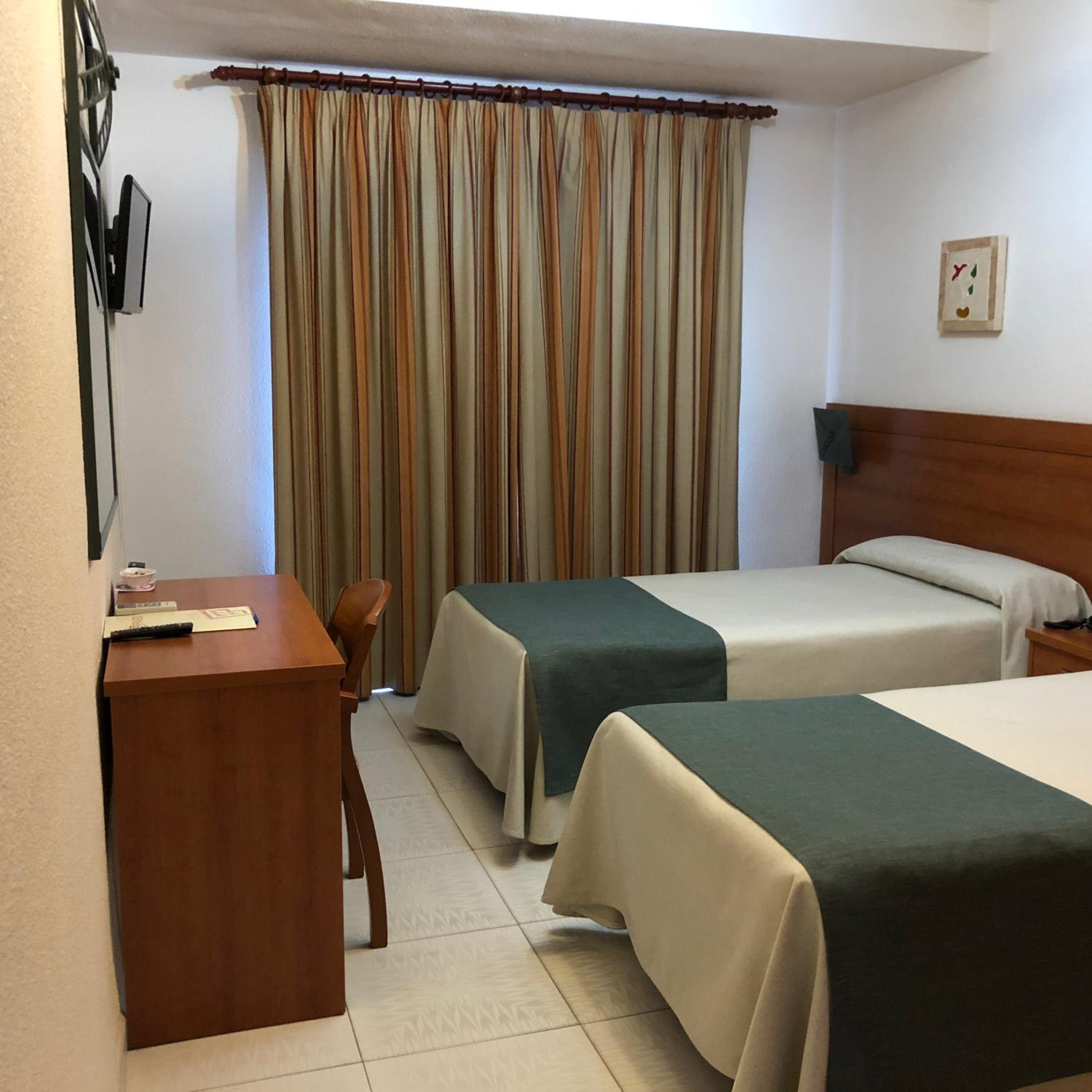 Double or Twin Room - Photo 7