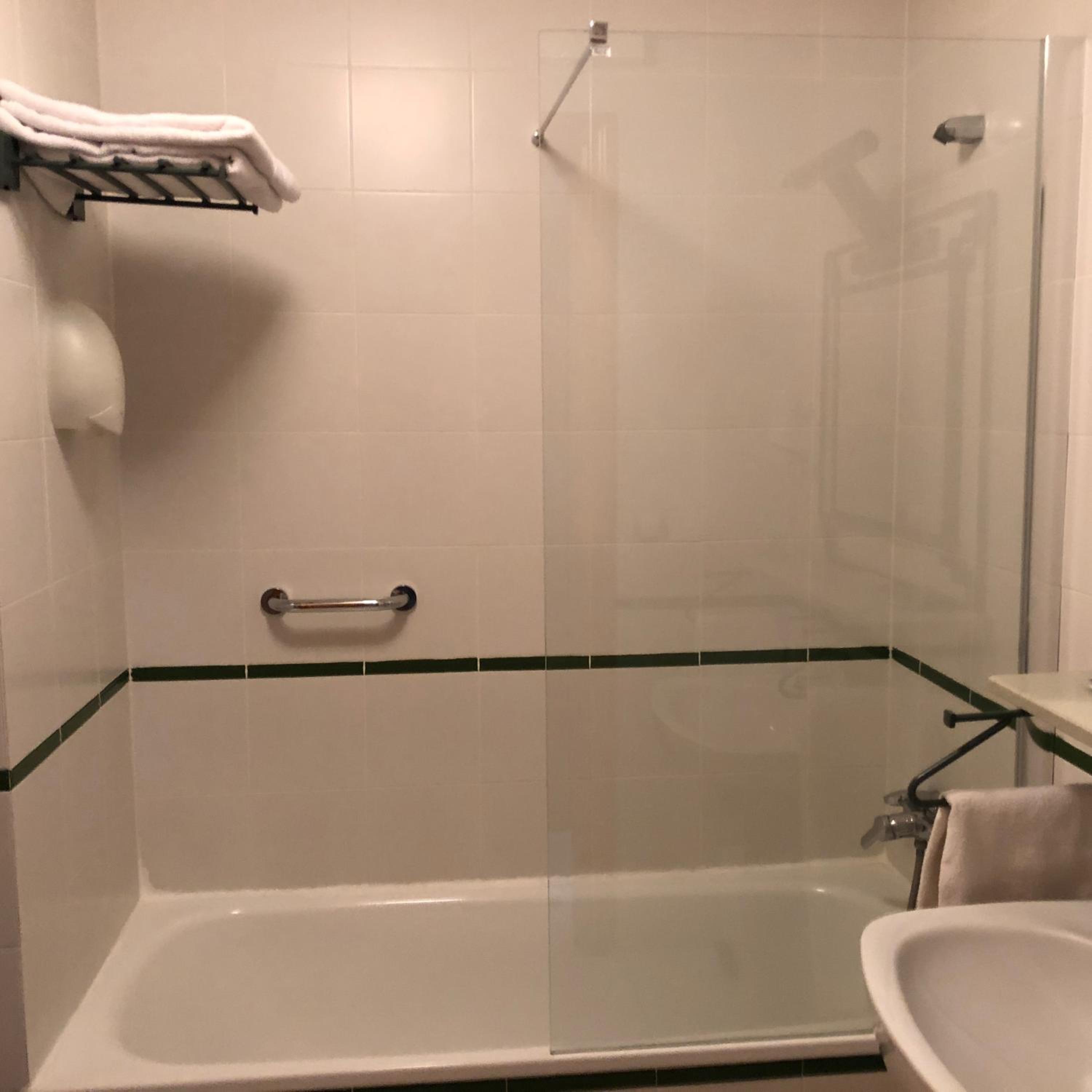 Double or Twin Room - Photo 6