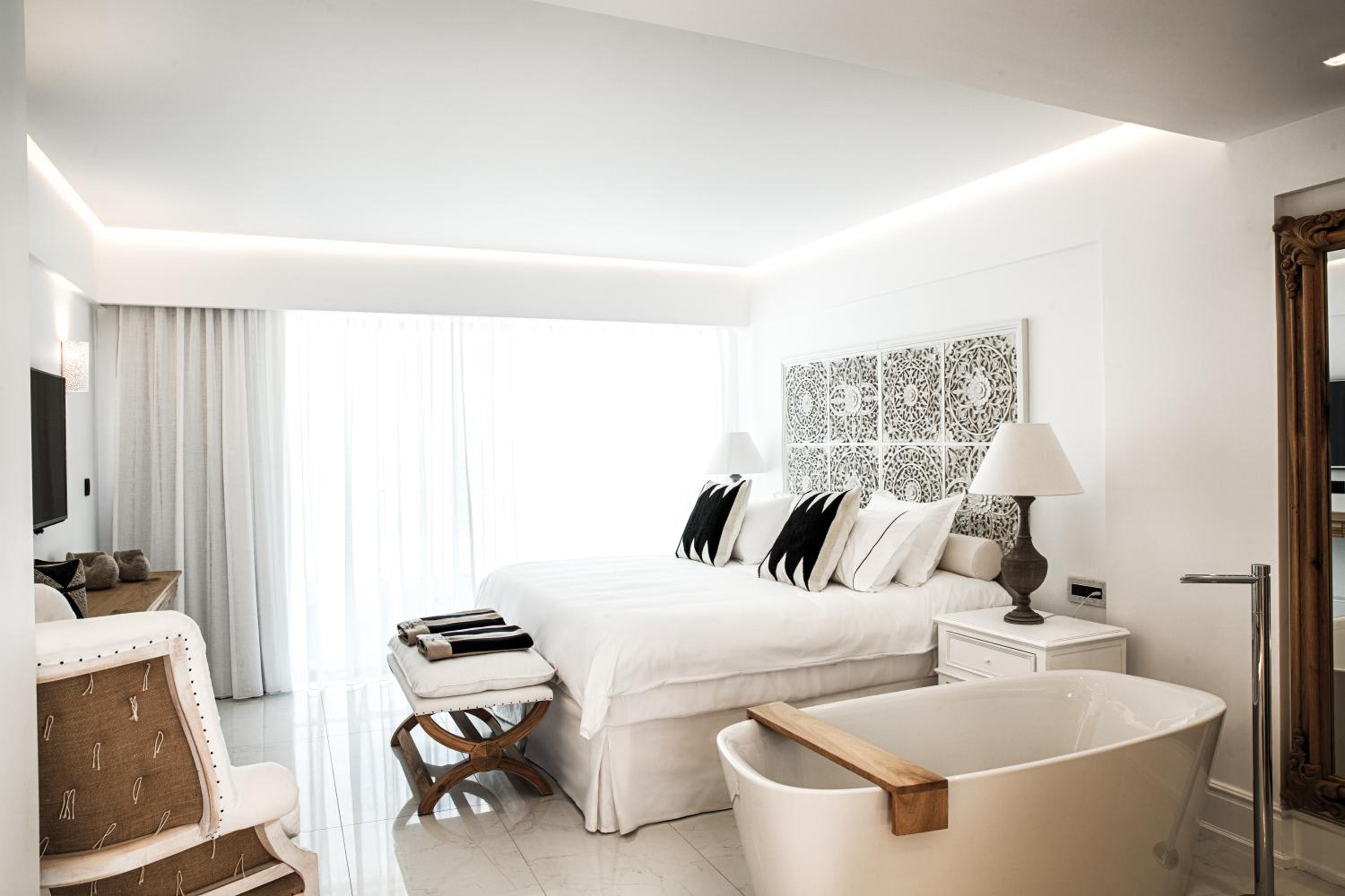 Luxury Guestroom with Private Pool - Sea Front