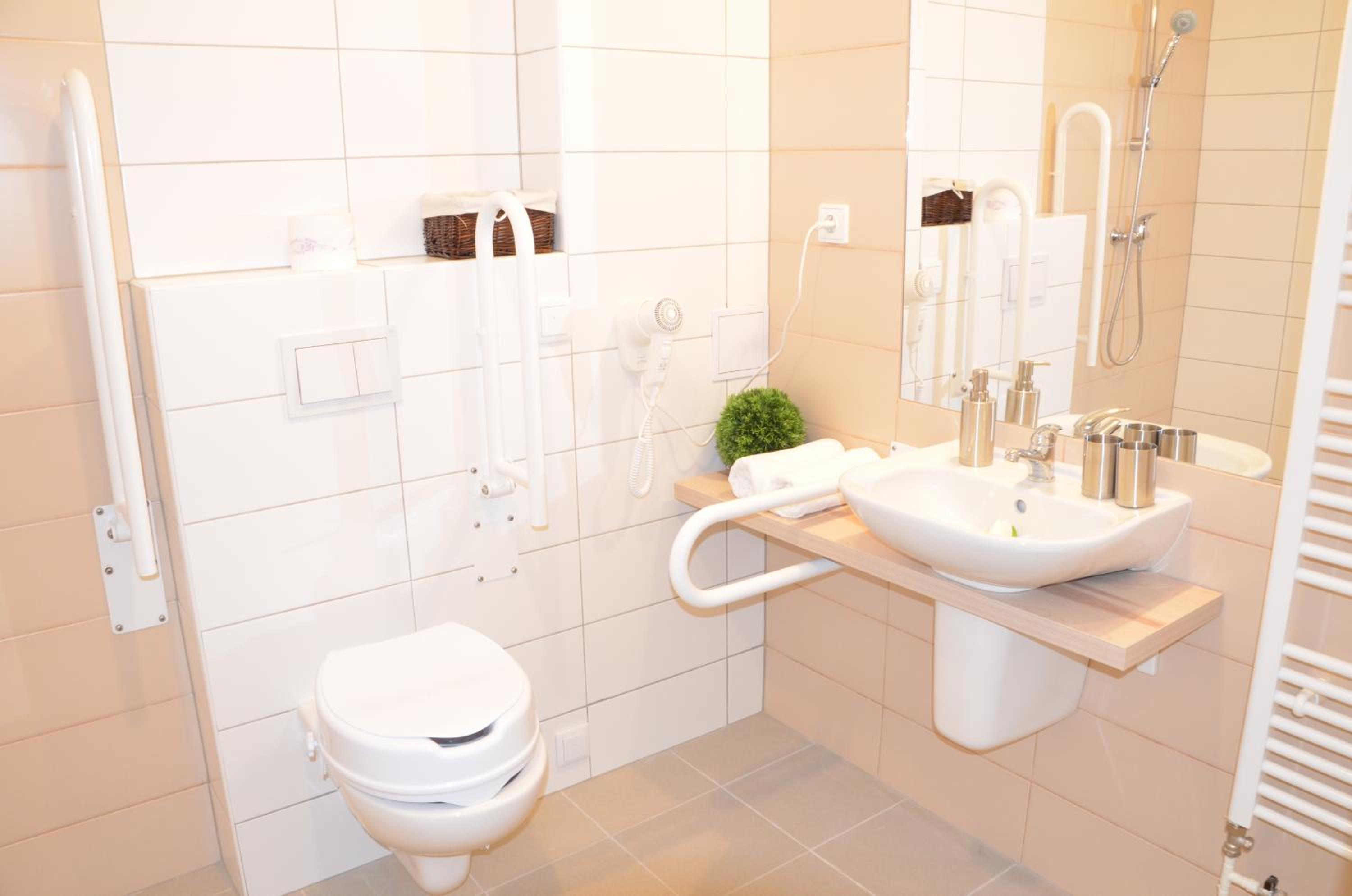 Double or Twin Room - Disability Access photo 2