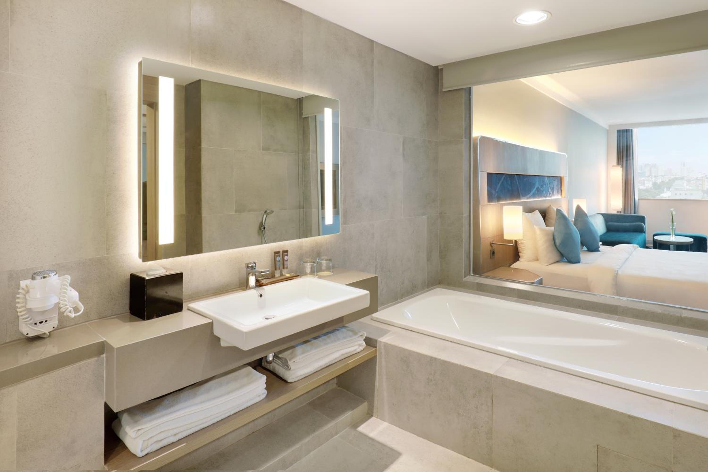 Deluxe Executive King Room - Photo 3