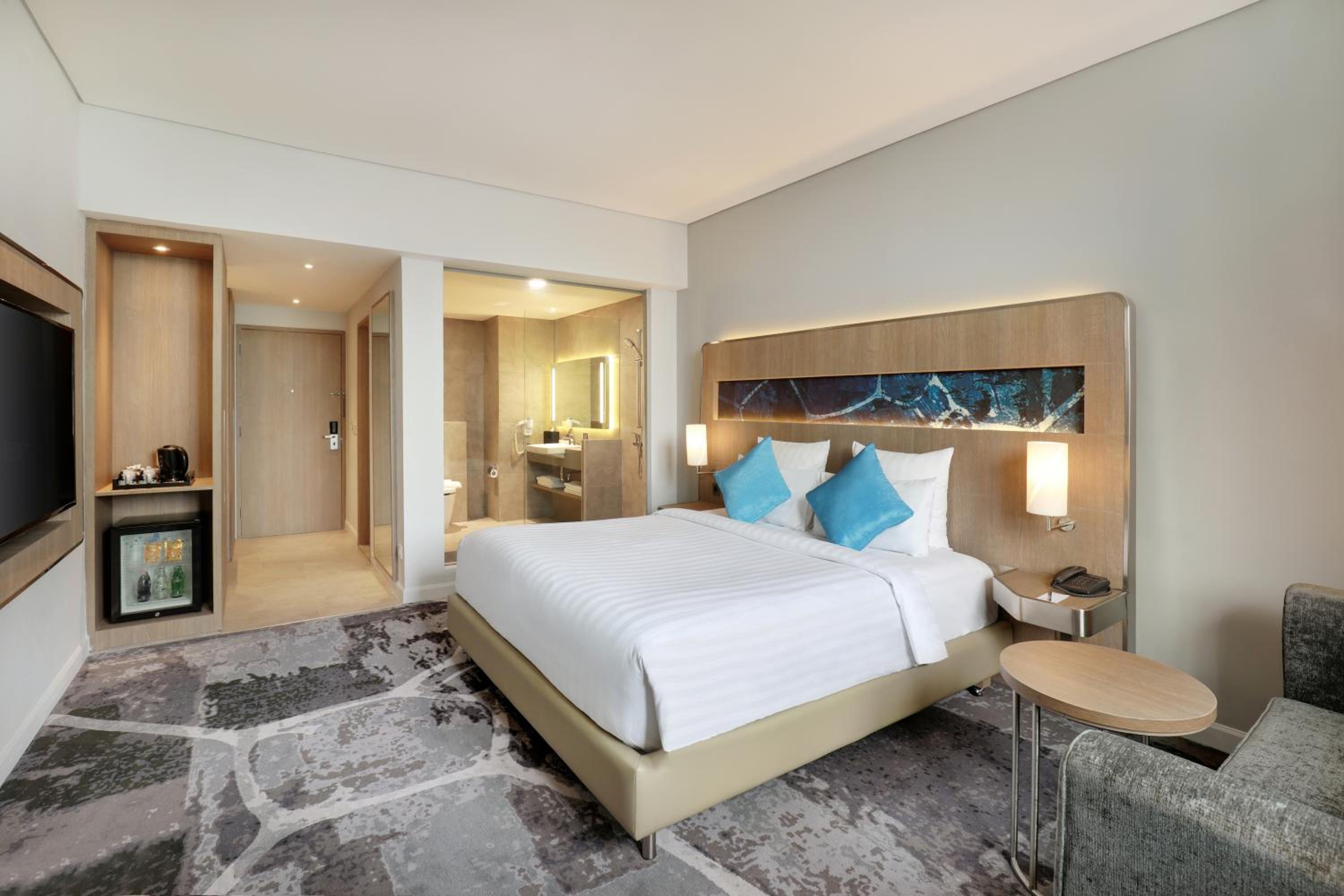 Premier Floor Deluxe King Room - Photo 1