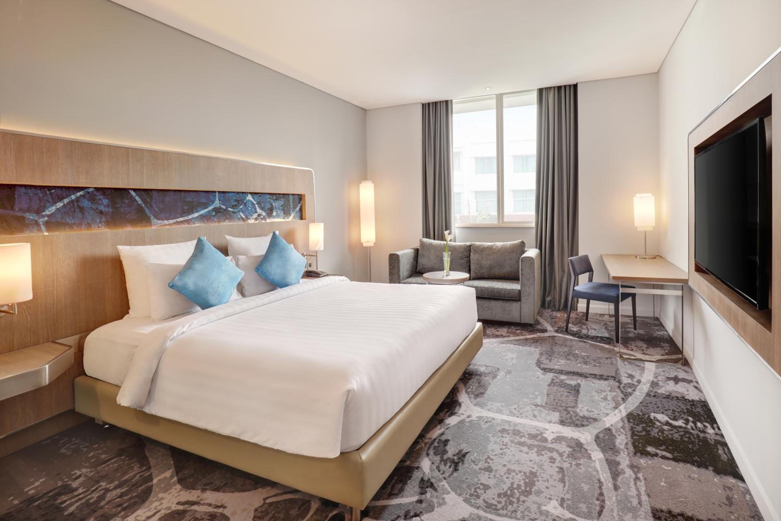 Premier Floor Deluxe King Room - Photo 4