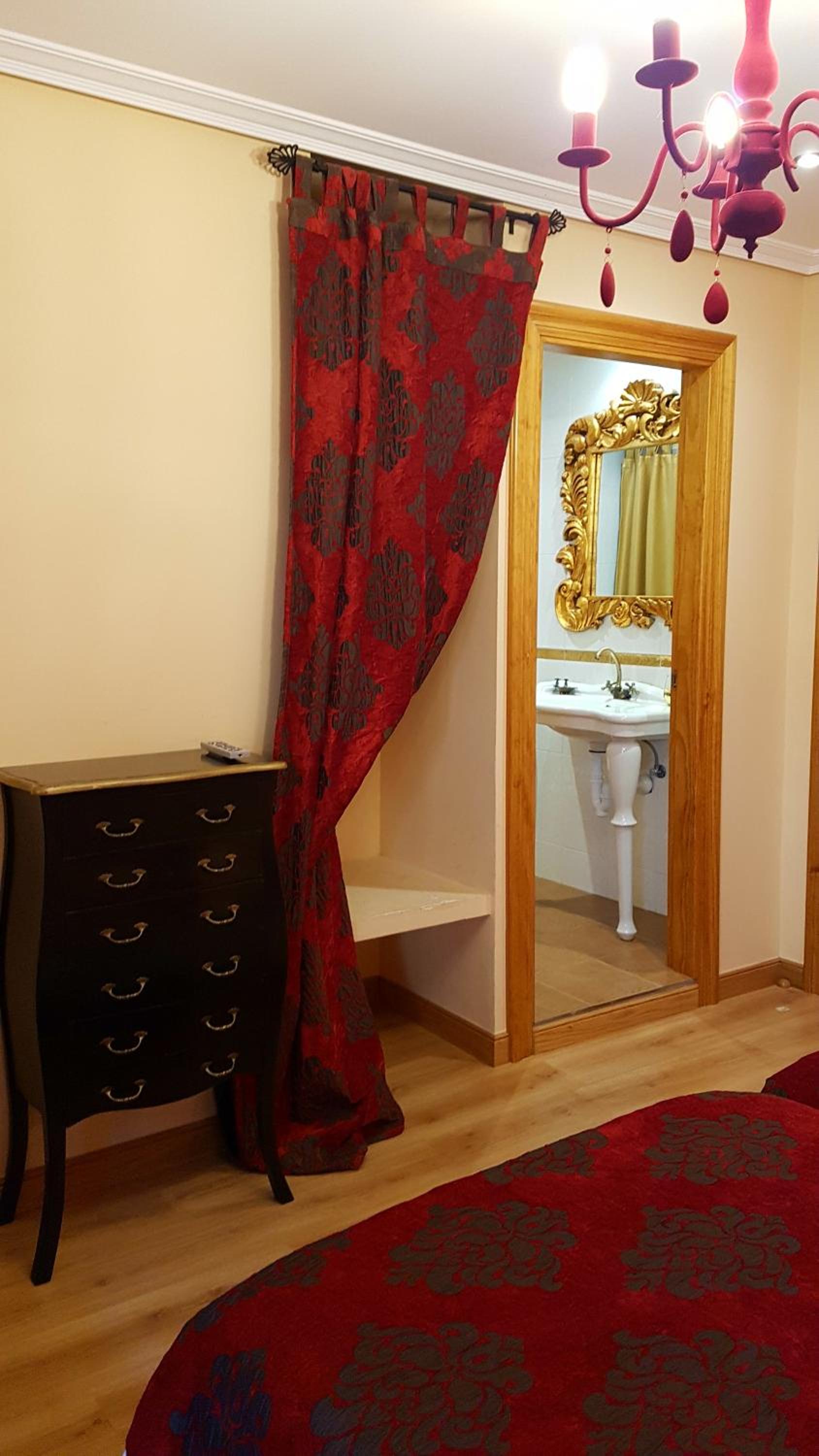 Twin Room with Private Bathroom and Balcony - Photo 7