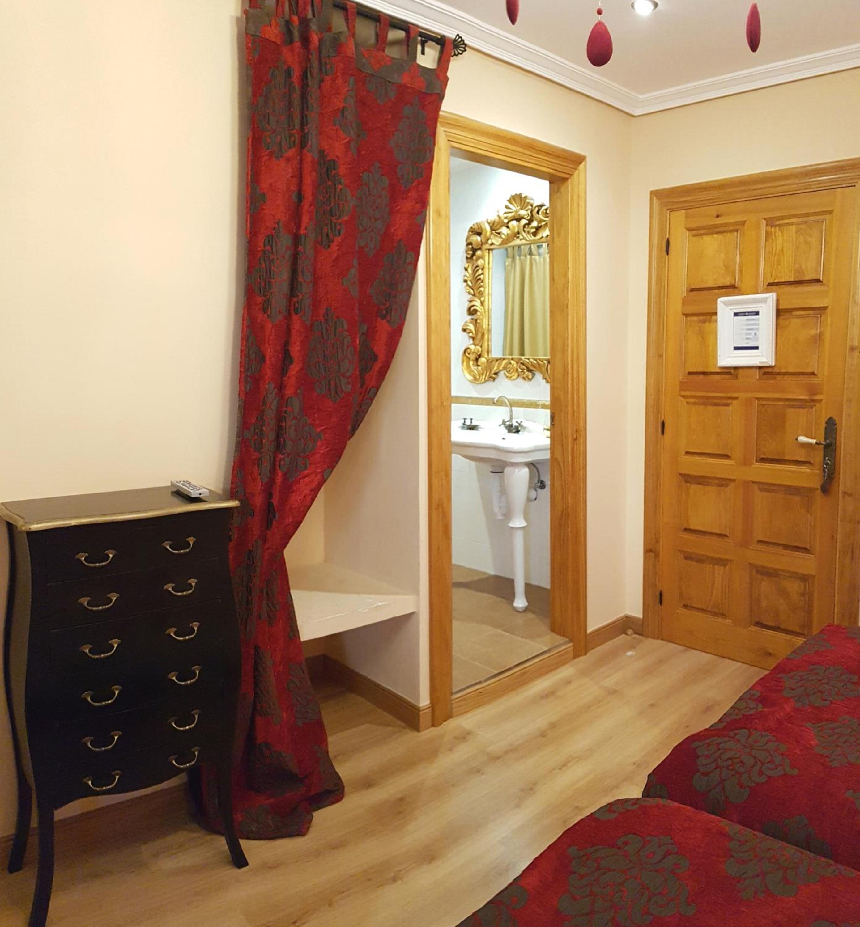 Twin Room with Private Bathroom and Balcony - Photo 2