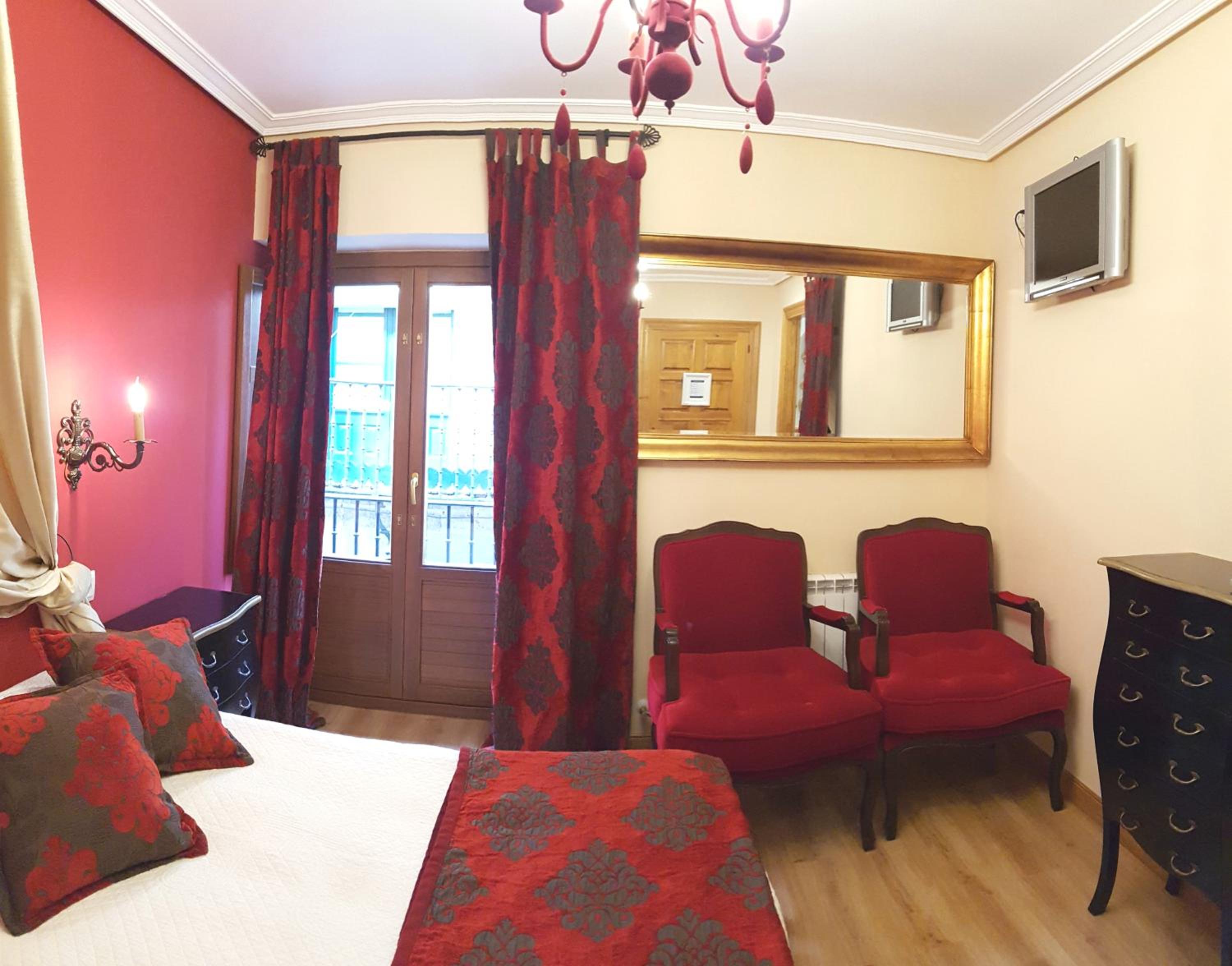 Twin Room with Private Bathroom and Balcony - Photo 48