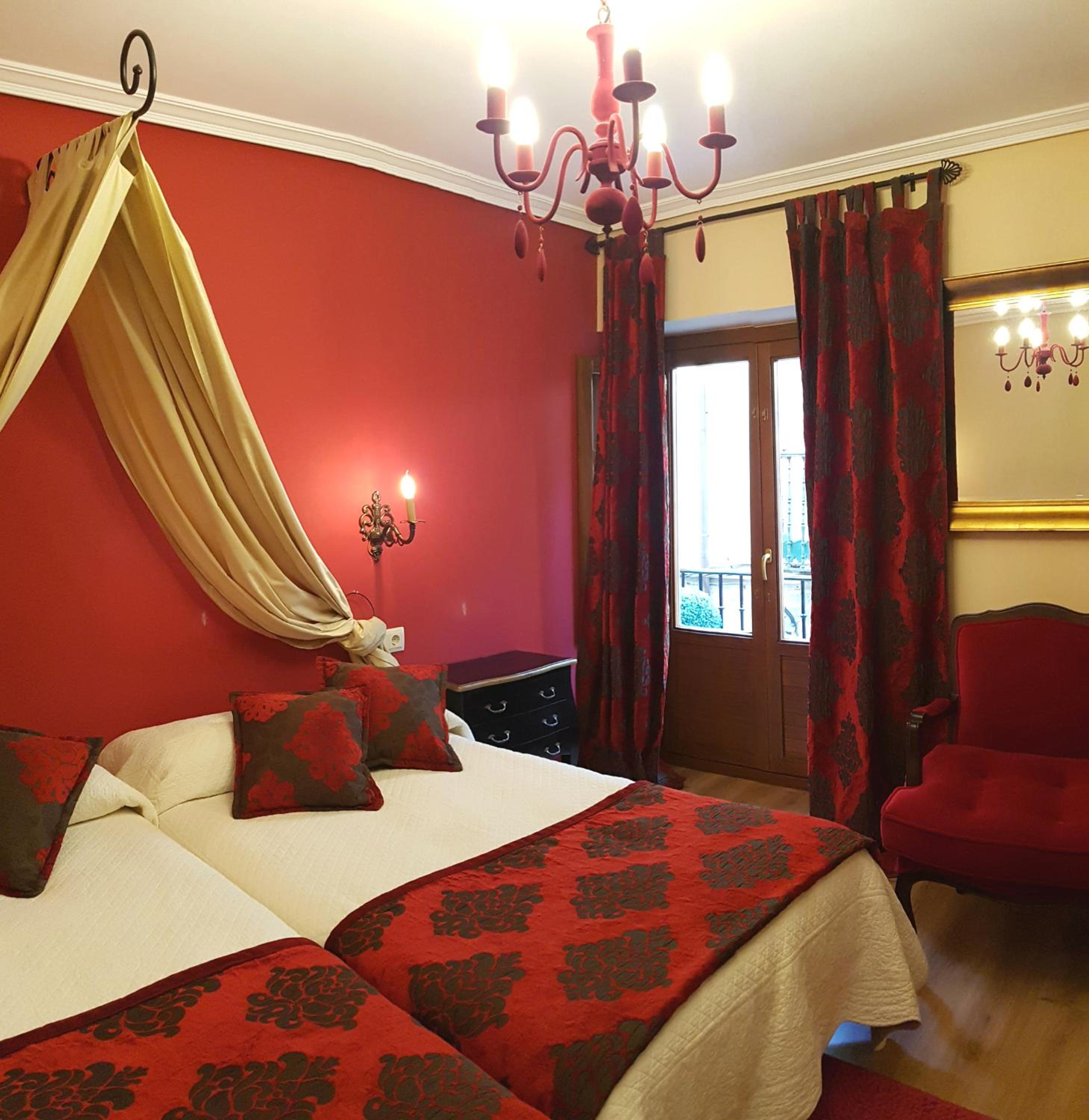 Twin Room with Private Bathroom and Balcony - Photo 51